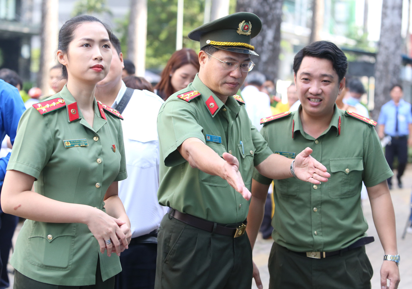 Thượng úy Phan Đình Linh - Ban Thanh niên Công an TPHCM cho biết trong thời gian thực hiện công trình bích họa ở Bệnh viện Từ Dũ, lực lượng CATP đã xử lý một nhóm đối tượng chuyên mua bán, tàng trữ, sử dụng trái phép chất ma túy, trong đó có những đối tượng thường xuyên sinh sống, lang thang ở khu vực bệnh viện. Theo anh Linh, sau khi thực hiện các bức bích họa, tình hình an ninh trật tự xung quanh bệnh viện đã được cải thiện đáng kể, các đối tượng nghi vấn, tội phạm trộm cắp, nghiện ma túy đã ít xuất hiện trở lại, người dân cảm thấy an tâm hơn khi đến đây khám chữa bệnh cũng như sinh hoạt đời thường tại khu vực xung quanh bệnh viện. Thượng úy Phan Đình Linh - Ban Thanh niên Công an TPHCM cho biết trong thời gian thực hiện công trình bích họa ở Bệnh viện Từ Dũ, lực lượng CATP đã xử lý một nhóm đối tượng chuyên mua bán, tàng trữ, sử dụng trái phép chất ma túy, trong đó có những đối tượng thường xuyên sinh sống, lang thang ở khu vực bệnh viện. Theo anh Linh, sau khi thực hiện các bức bích họa, tình hình an ninh trật tự xung quanh bệnh viện đã được cải thiện đáng kể, các đối tượng nghi vấn, tội phạm trộm cắp, nghiện ma túy đã ít xuất hiện trở lại, người dân cảm thấy an tâm hơn khi đến đây khám chữa bệnh cũng như sinh hoạt đời thường tại khu vực xung quanh bệnh viện.