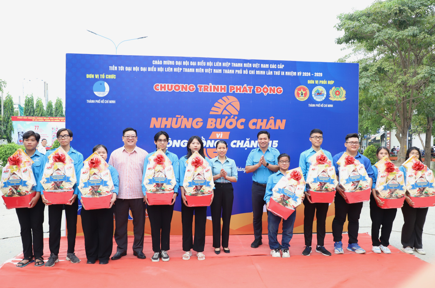 Hội LHTN TPHCM gửi tặng các phần quà động viên, biểu dương các hội viên, thanh niên trên địa bàn quận Tân Phú.