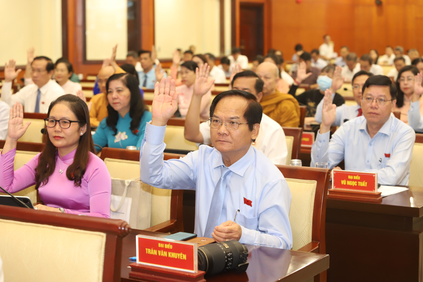 Đại biểu HĐND TPHCM thống nhất kế hoạch đầu tư công năm 2025 tại Kỳ họp thứ 17. Ảnh: Ngô Tùng.