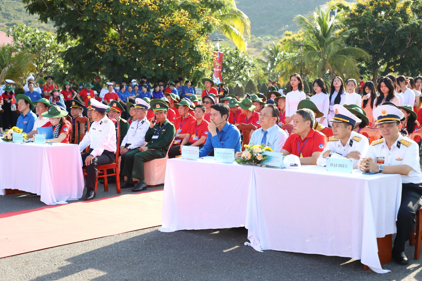 Lãnh đạo Trung ương Đoàn, Quân chủng Hải quân, tỉnh Khánh Hòa dự buổi lễ tiễn đoàn hành trình. Ảnh: Ngô Tùng