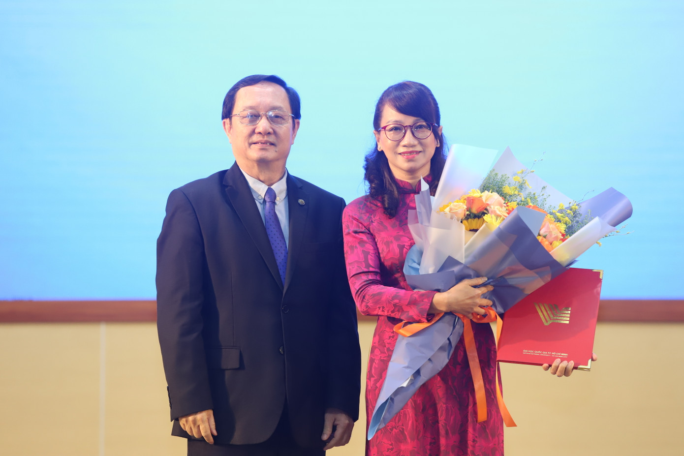 Bộ trưởng Huỳnh Thành Đạt trao quyết định và hoa chúc mừng GS Nguyễn Thị Thanh Mai. Bộ trưởng Huỳnh Thành Đạt trao quyết định và hoa chúc mừng GS Nguyễn Thị Thanh Mai.