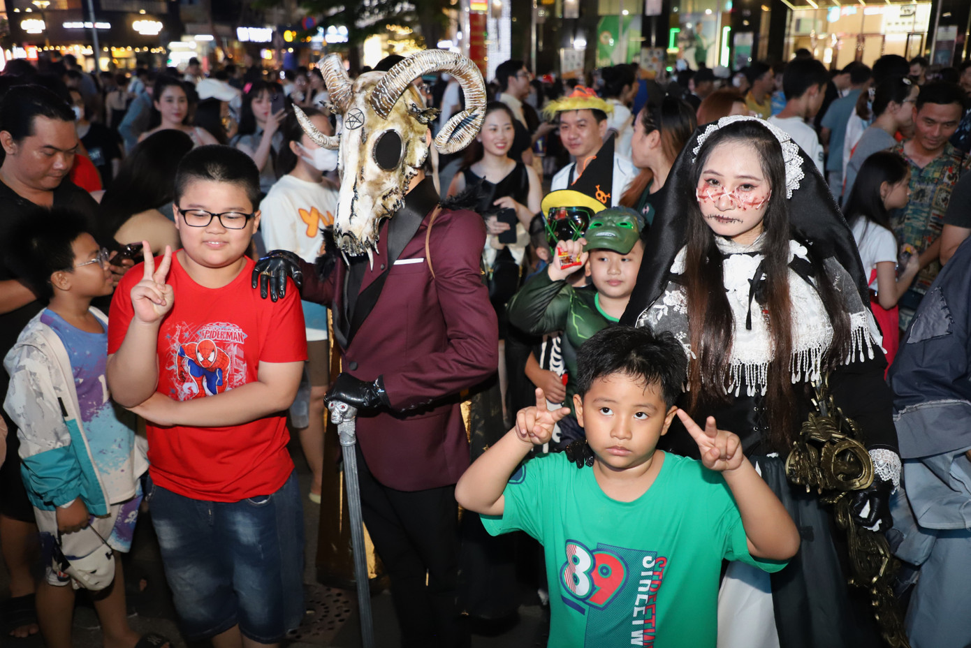 Tối 31/10, hàng nghìn bạn trẻ và du khách đã đổ về Phố đi bộ Nguyễn Huệ (quận 1, TPHCM) vui chơi trong đêm chính hội Halloween với những màn hóa trang độc đáo, ấn tượng.