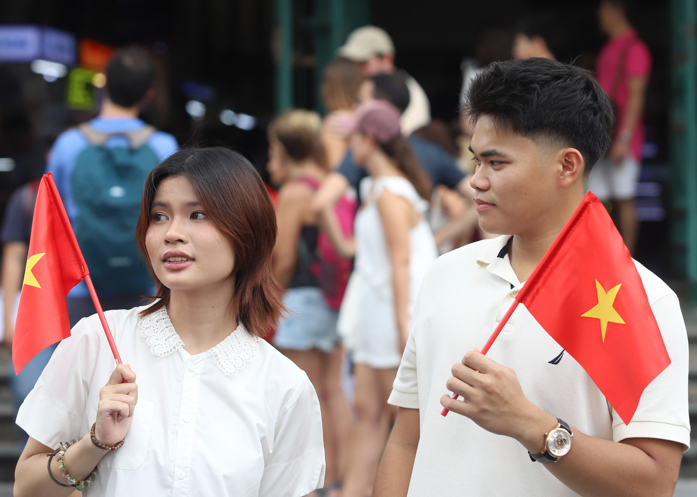 Đôi bạn trẻ mang theo cờ Tổ quốc chụp bộ ảnh kỷ niệm. Đôi bạn trẻ mang theo cờ Tổ quốc chụp bộ ảnh kỷ niệm.