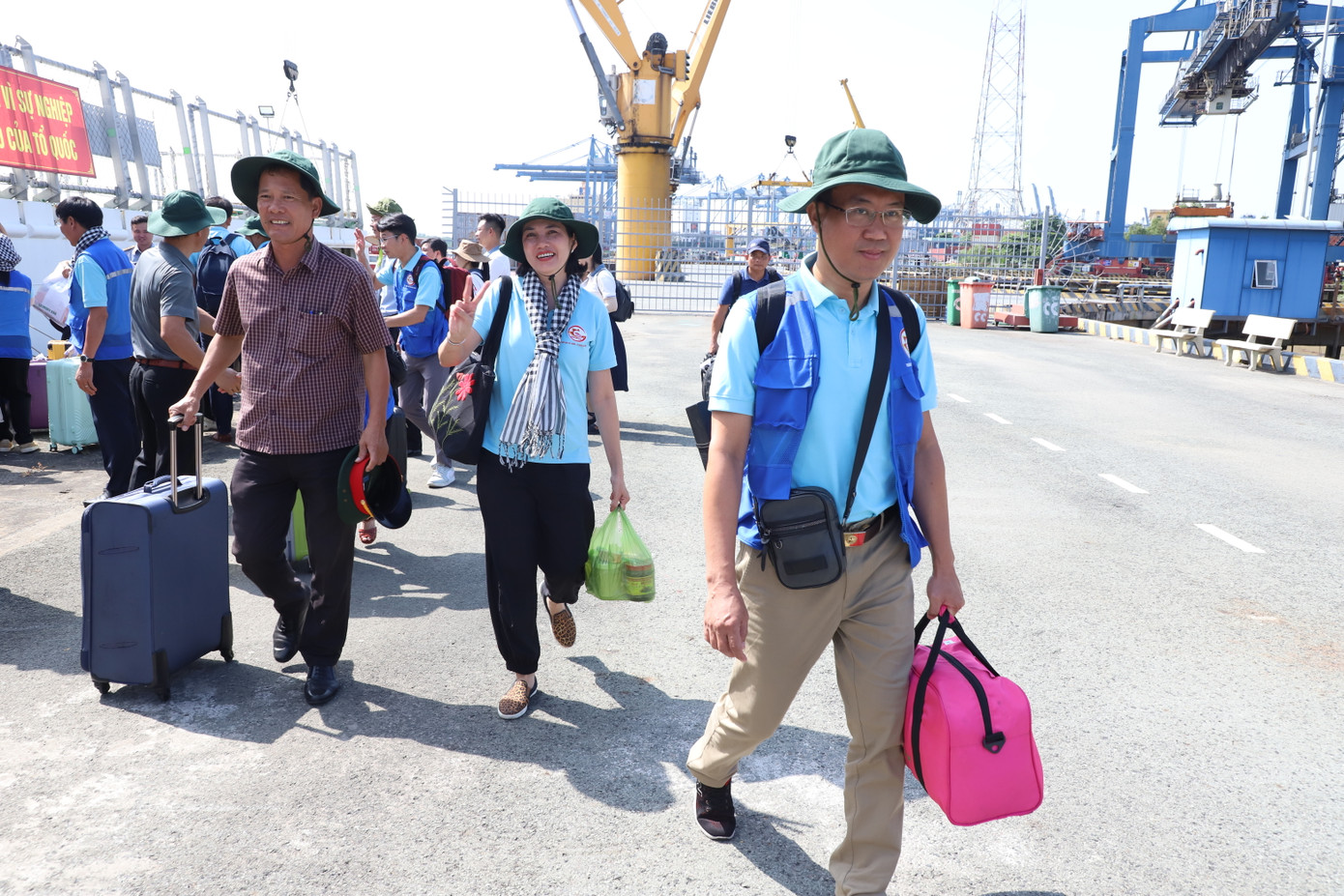 Đoàn đại biểu về đến Lữ đoàn 125 Hải quân, khép lại một hành trình ý nghĩa hướng về biển đảo Tổ quốc. Đoàn đại biểu về đến Lữ đoàn 125 Hải quân, khép lại một hành trình ý nghĩa hướng về biển đảo Tổ quốc.
