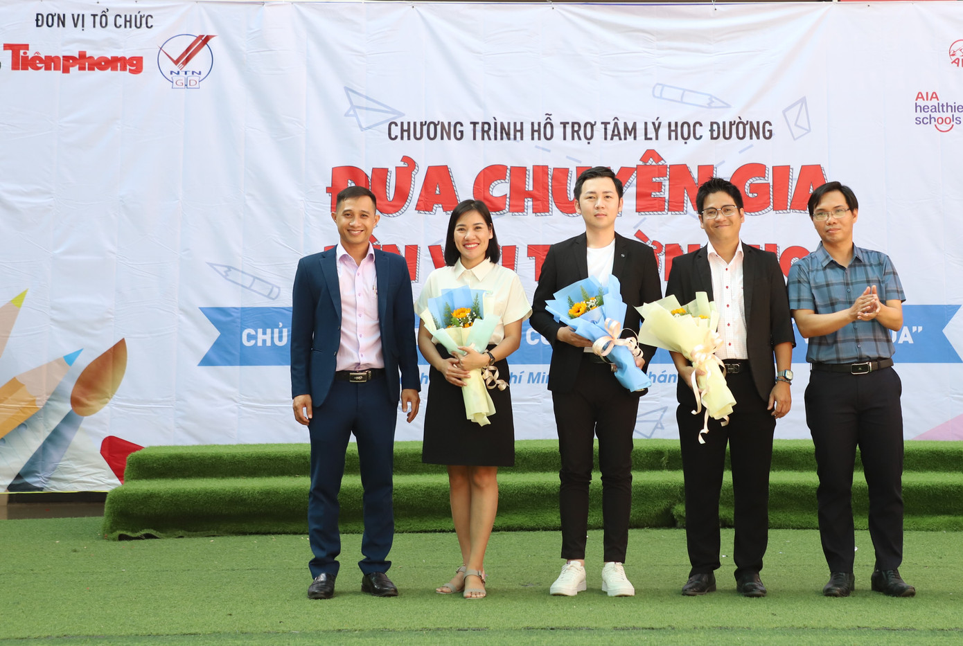 Đại diện Ban tổ chức tặng hoa cám ơn các chuyên gia tham dự chương trình.