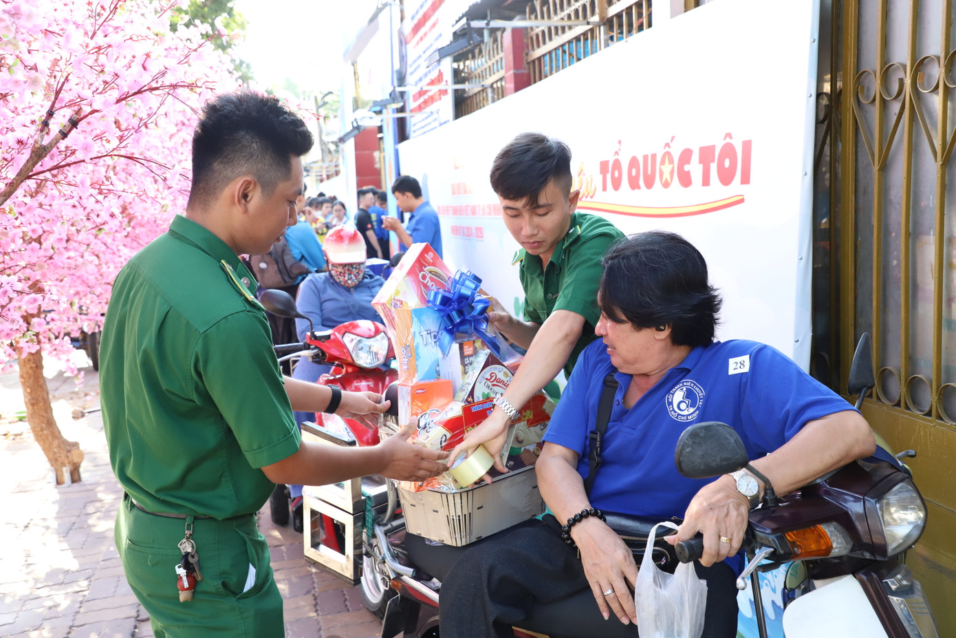 Bạn trẻ hỗ trợ đưa quà đến tay những người khó khăn trong di chuyển.