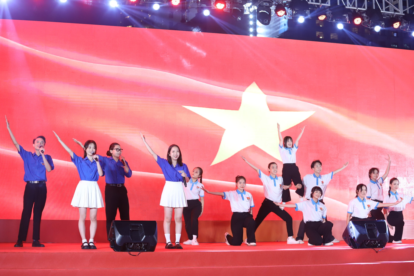 Các bạn đoàn viên thanh niên các đơn vị mang đến những ca khúc ngợi ca vẻ đẹp non sông, đất nước, khơi dậy khát vọng đóng góp làm rạng danh Tổ quốc. Ảnh: Ngô Tùng Các bạn đoàn viên thanh niên các đơn vị mang đến những ca khúc ngợi ca vẻ đẹp non sông, đất nước, khơi dậy khát vọng đóng góp làm rạng danh Tổ quốc. Ảnh: Ngô Tùng