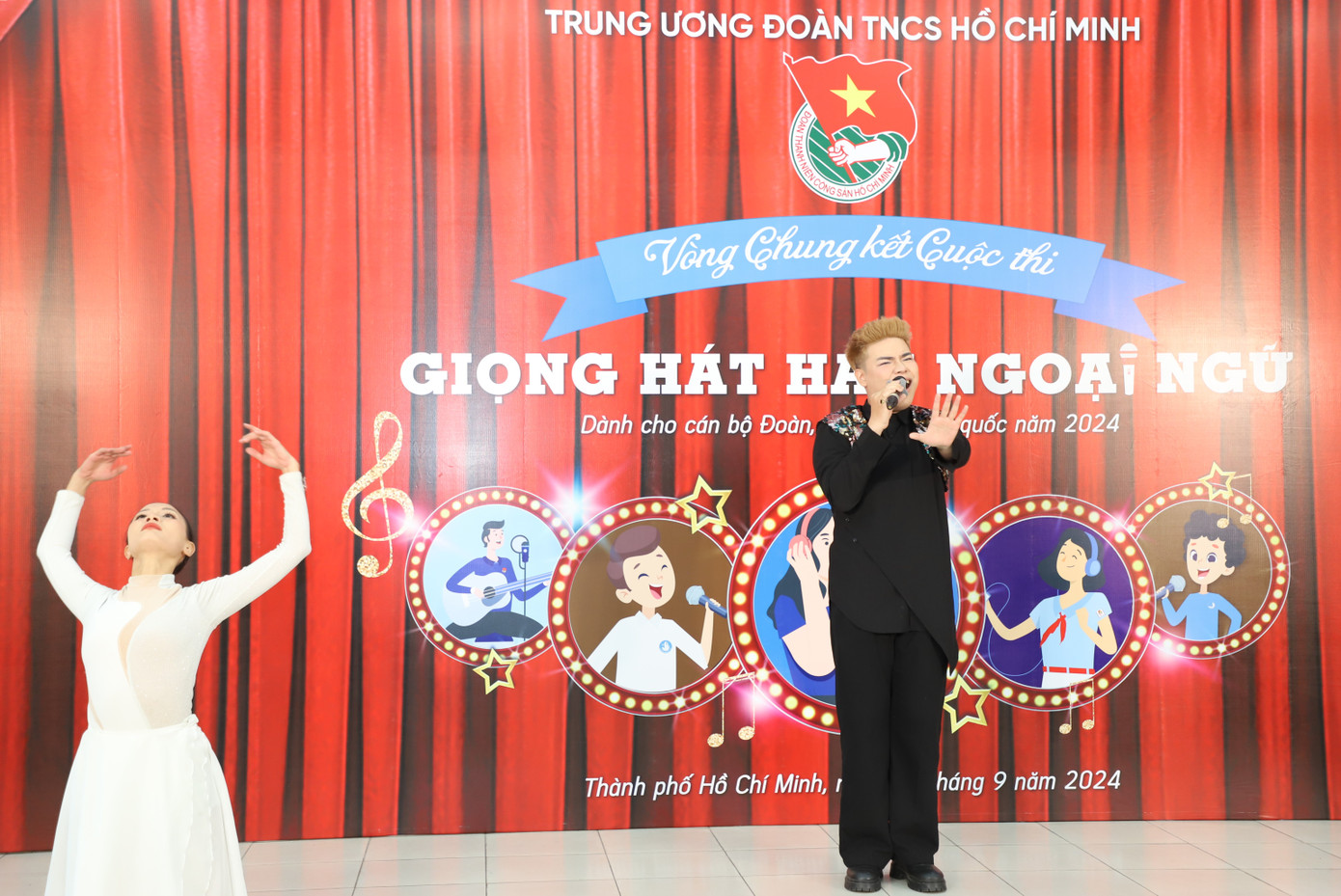 Tại sân chơi này, các bạn trẻ thỏa sức thể hiện niềm đam mê ca hát bằng ngoại ngữ với bạn bè đồng trang lứa và cùng trau dồi, học hỏi thêm từ các ca sĩ, chuyên gia.