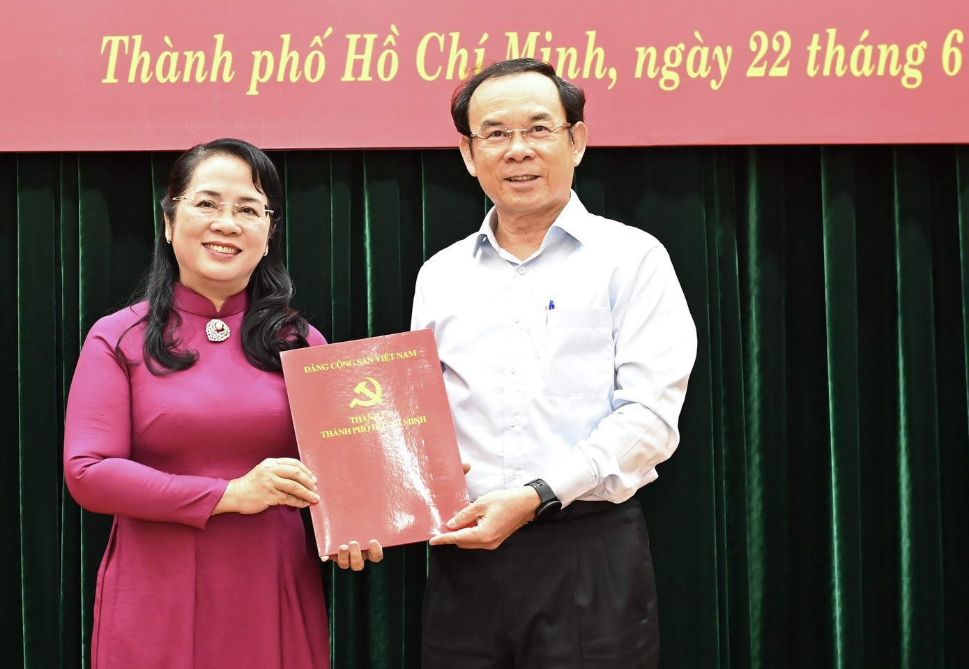 Bí thư Thành ủy TPHCM Nguyễn Văn Nên trao quyết định cho bà Trần Kim Yến. Ảnh: Việt Dũng Bí thư Thành ủy TPHCM Nguyễn Văn Nên trao quyết định cho bà Trần Kim Yến. Ảnh: Việt Dũng