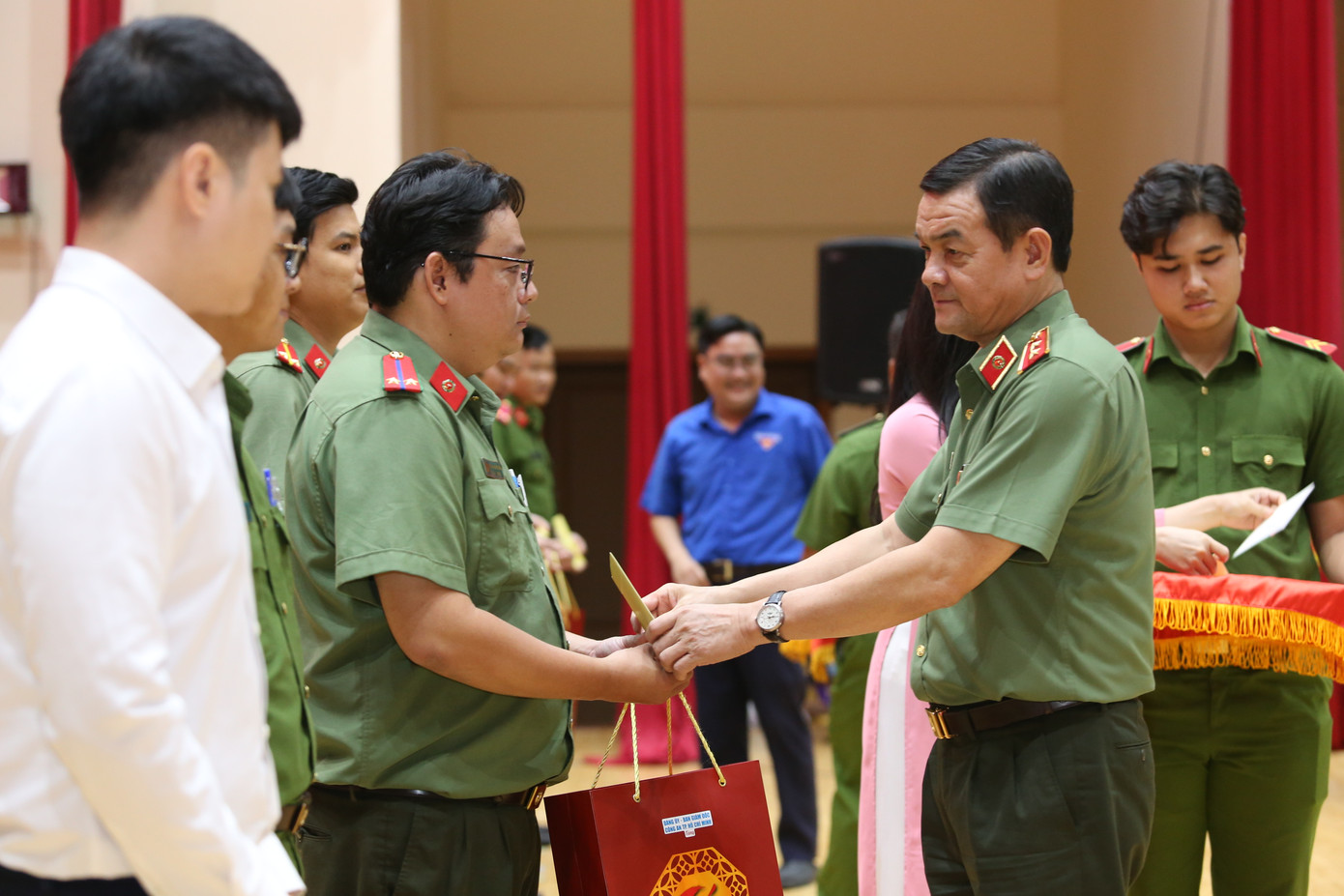 Trung tướng Lê Hồng Nam tặng quà cán bộ, chiến sĩ công an có hoàn cảnh khó khăn, hoàn thành tốt nhiệm vụ.