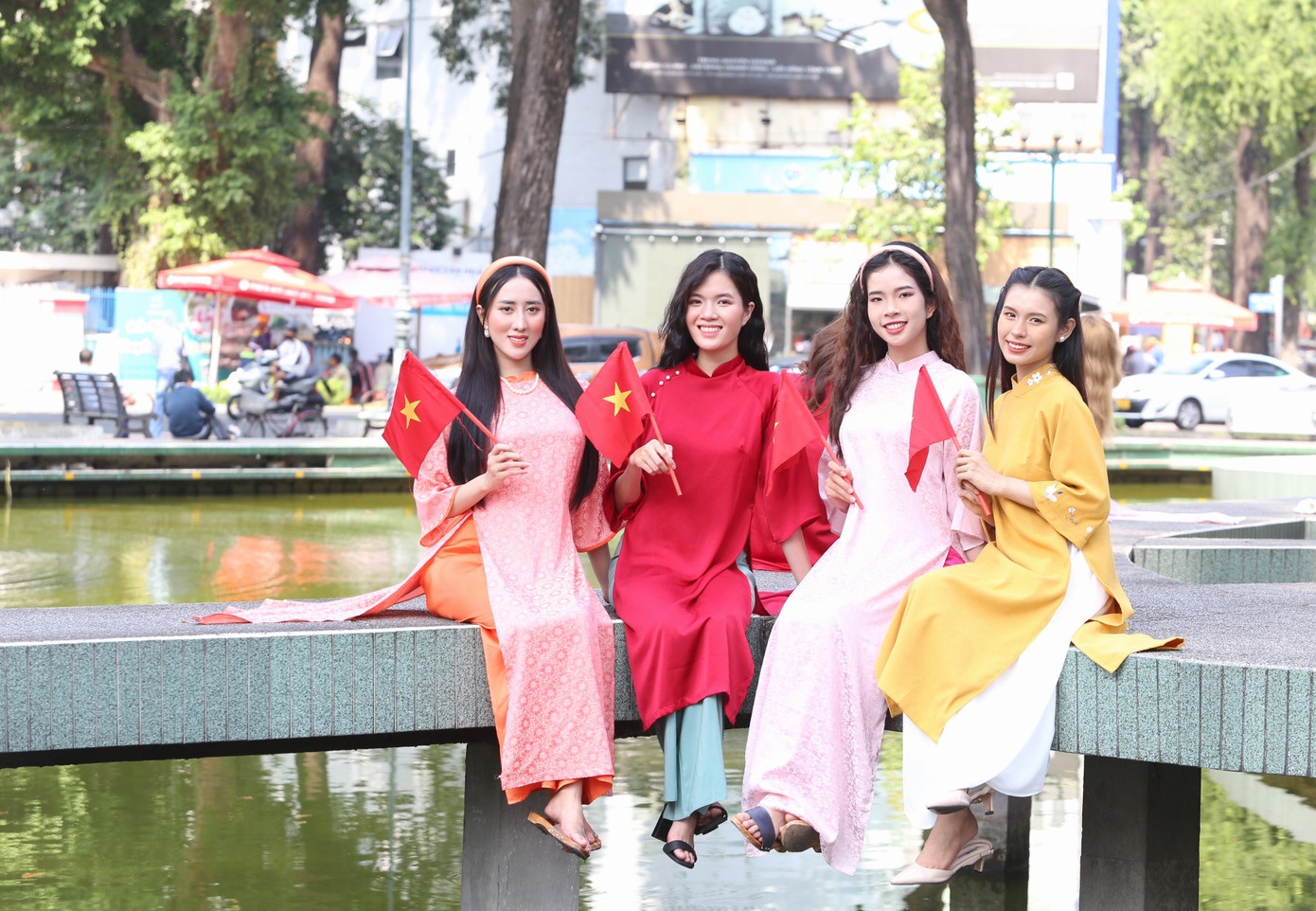 Nhóm bạn trẻ là sinh viên Trường Đại học Khoa học Xã hội và Nhân văn TPHCM, Trường Đại học Văn Hiến diện áo dài đi chụp ảnh Tết.