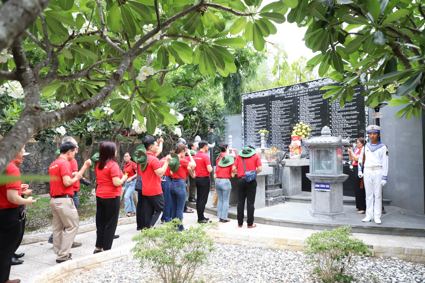 Đoàn khắc ghi công ơn của 64 cán bộ, chiến sĩ Gạc Ma đã hy sinh anh dũng năm 1988.