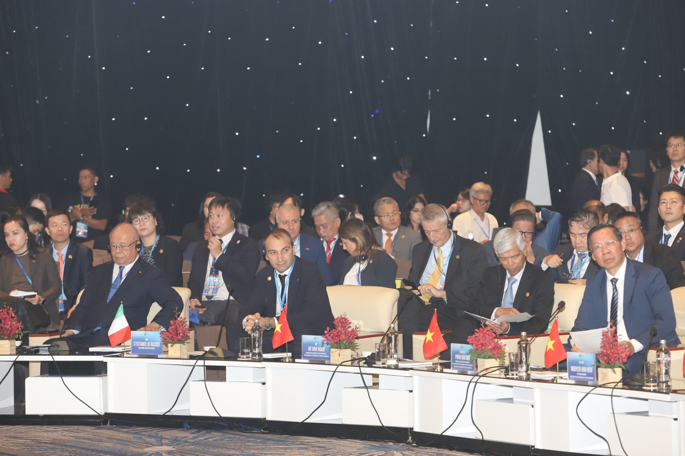 Chủ tịch UBND TPHCM Phan Văn Mãi (bìa phải) điều phối hội nghị. Chủ tịch UBND TPHCM Phan Văn Mãi (bìa phải) điều phối hội nghị.