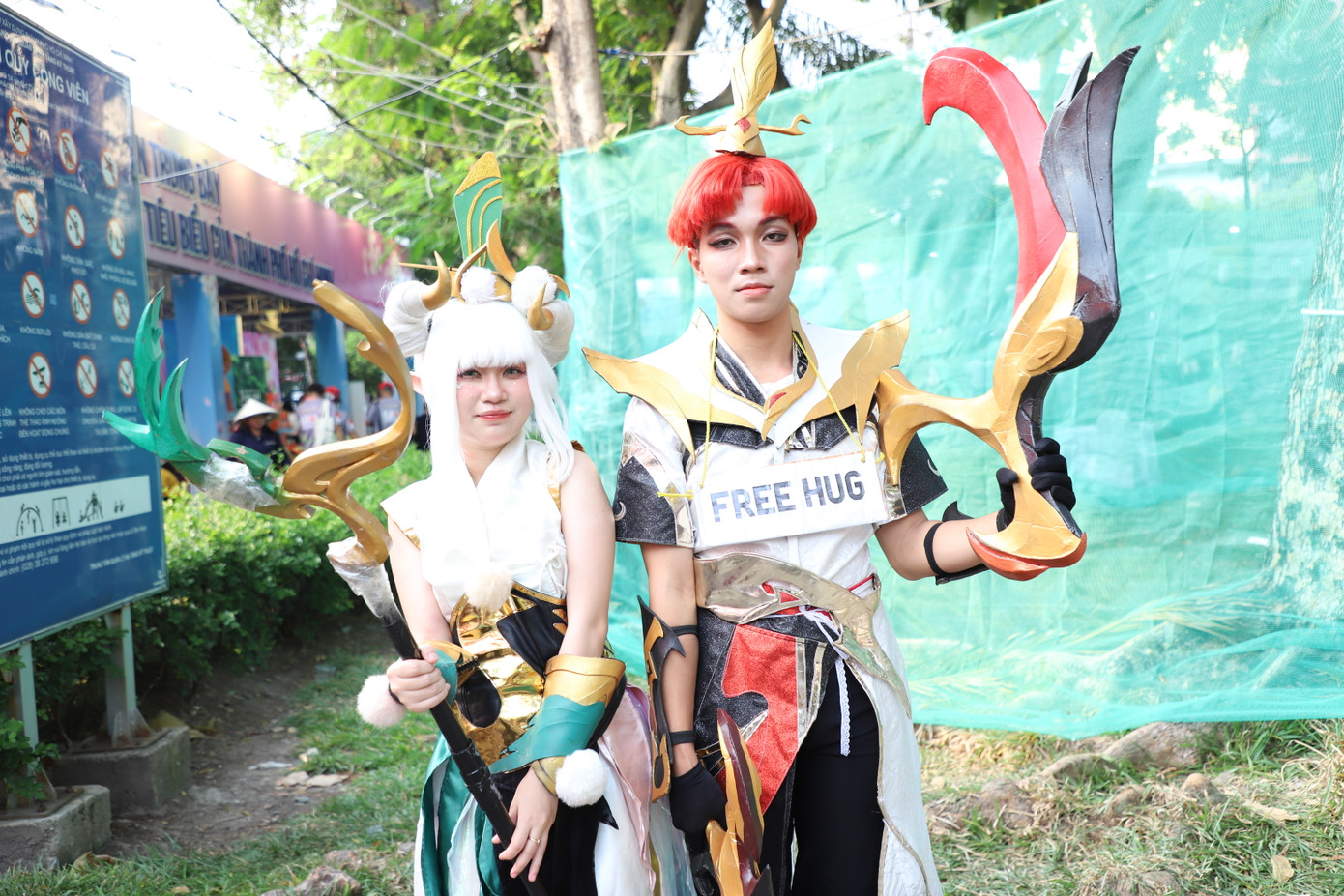Các bạn trẻ Việt khoác lên những trang phục cầu kỳ cùng các vật phẩm để hóa thân thành các nhân vật mình yêu thích.