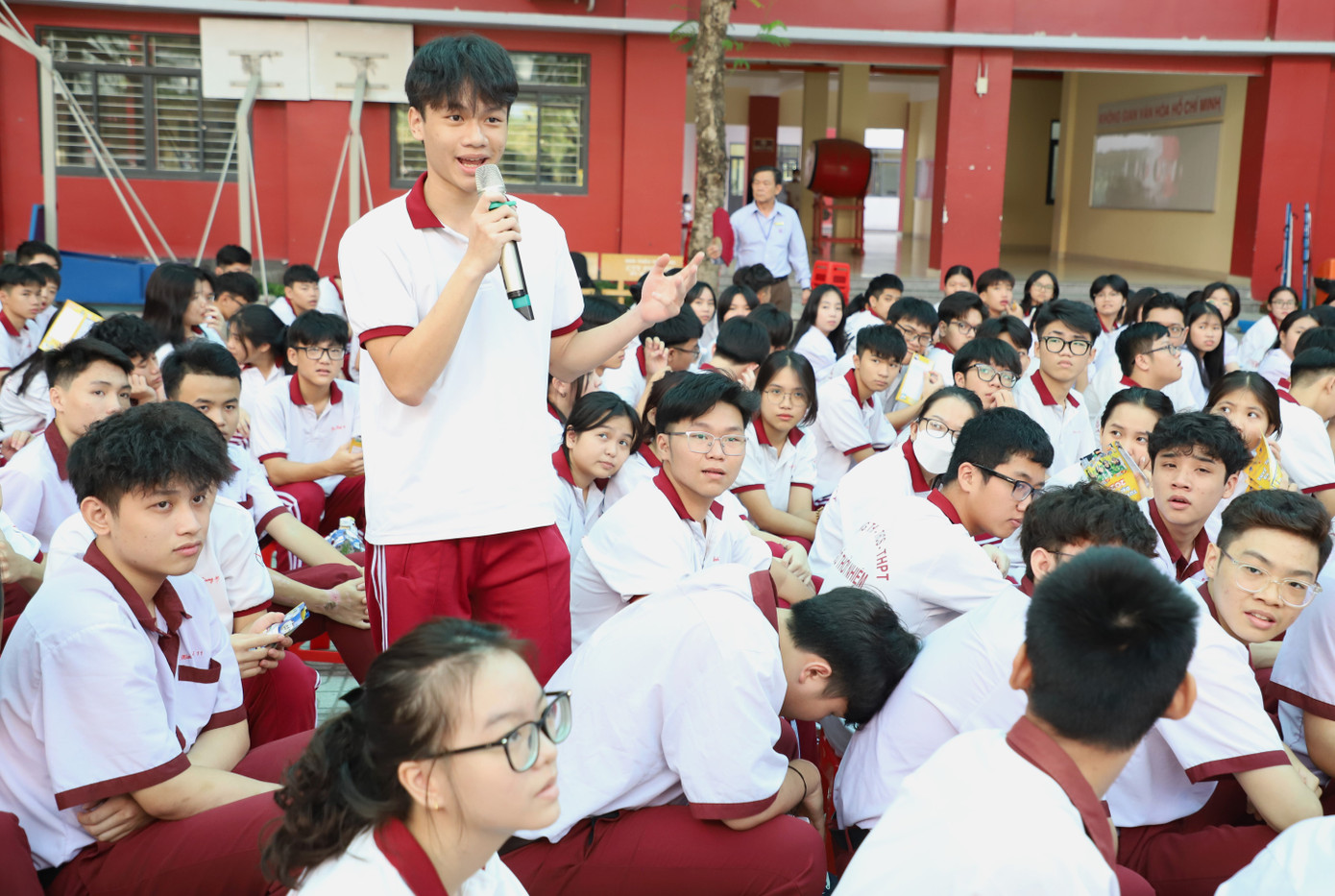 Các em học sinh tương tác với phần chia sẻ của chuyên gia.