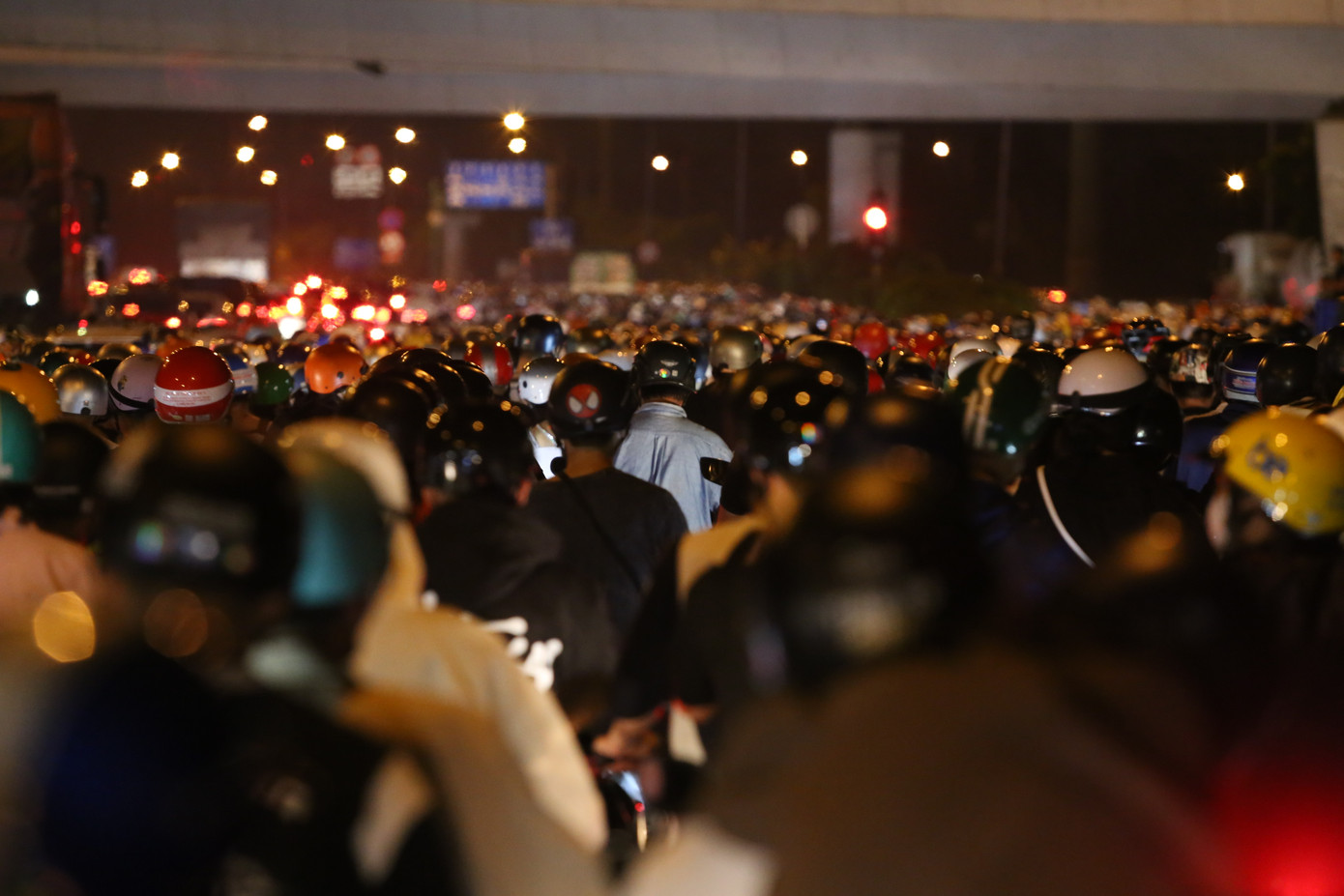 Dòng người ken đặc lấp kín con đường Võ Nguyên Giáp sau đêm giao thừa.