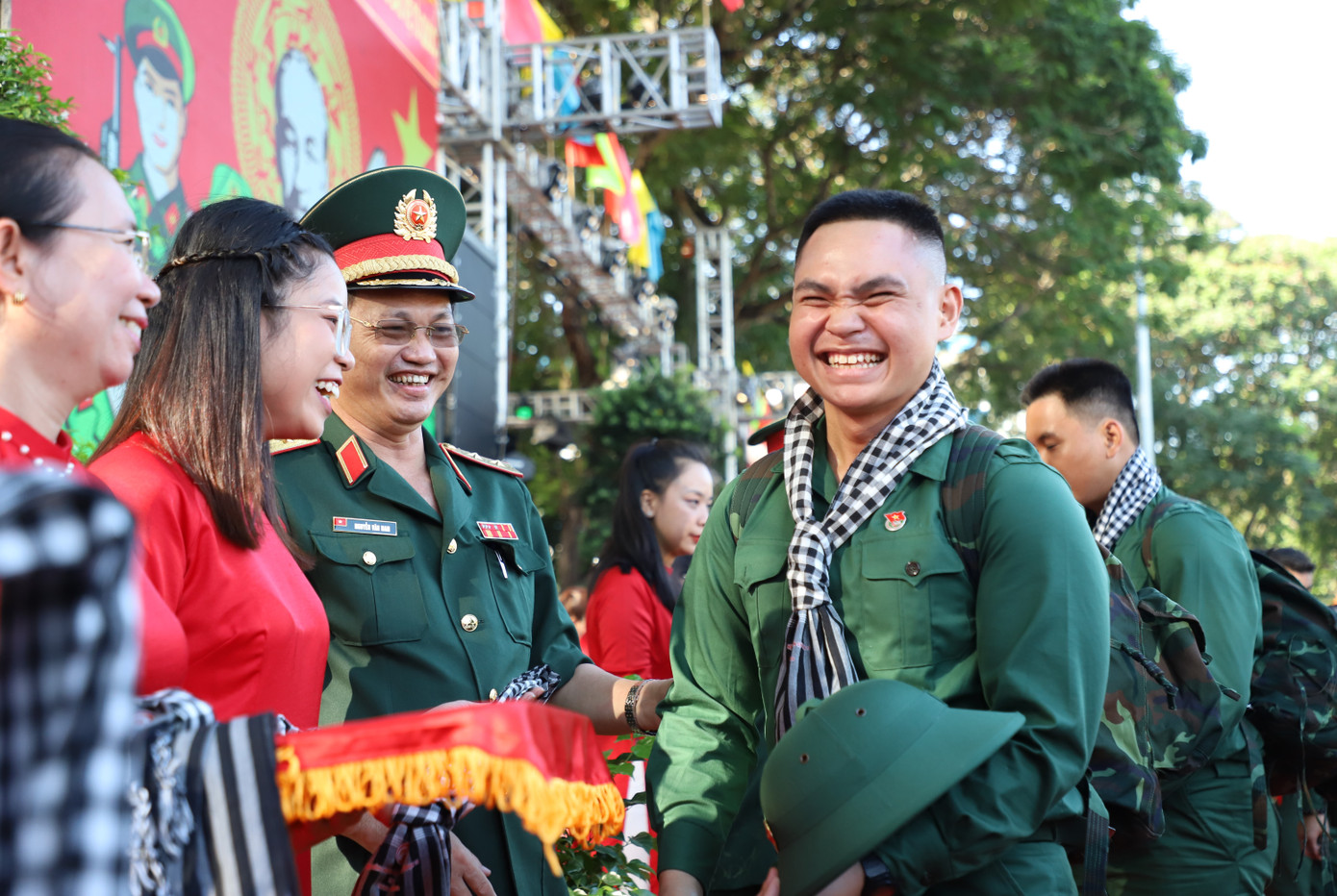 Nụ cười rạng rỡ của một tân binh trước lúc bước lên cầu vinh quang. Nụ cười rạng rỡ của một tân binh trước lúc bước lên cầu vinh quang.