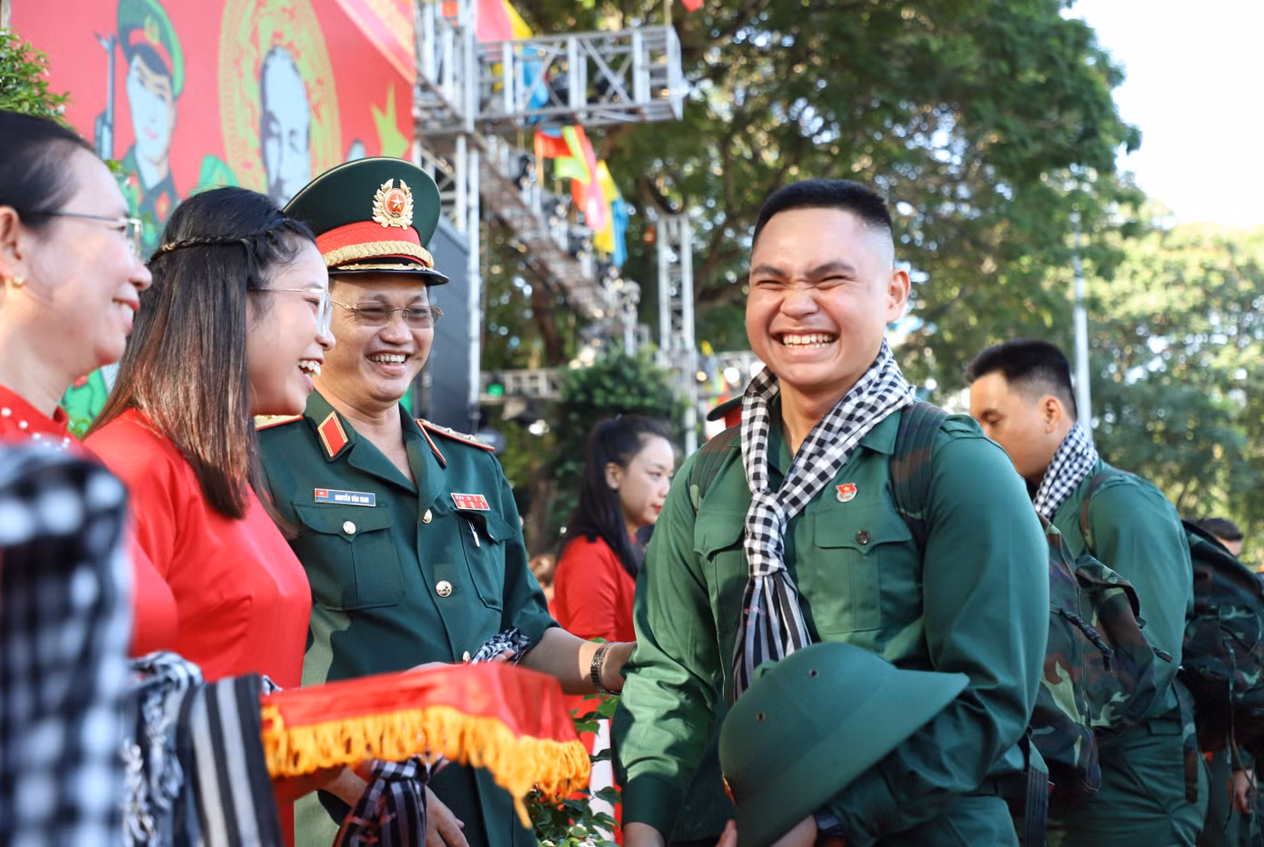 Nụ cười rạng rỡ của một tân binh trước lúc bước lên cầu vinh quang. Nụ cười rạng rỡ của một tân binh trước lúc bước lên cầu vinh quang.