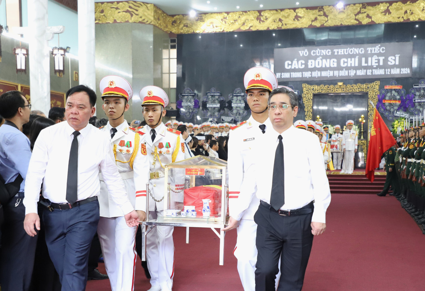 Phó Bí thư Thành ủy TPHCM Nguyễn Phước Lộc (bên phải) tiễn đưa các liệt sĩ. Phó Bí thư Thành ủy TPHCM Nguyễn Phước Lộc (bên phải) tiễn đưa các liệt sĩ.