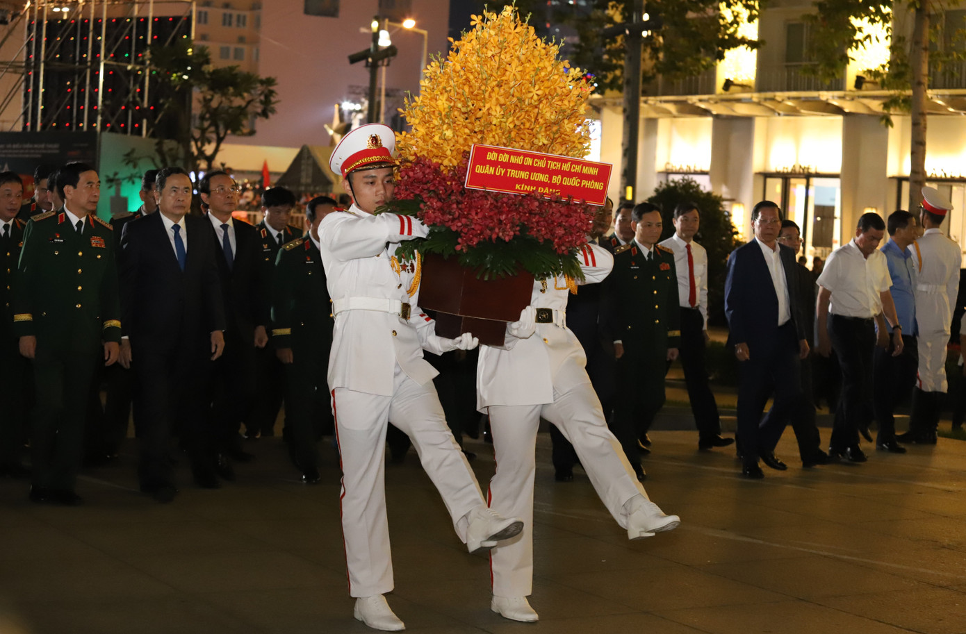 Đoàn đại biểu Đảng, Nhà nước, Quân ủy Trung ương, Bộ Quốc phòng dâng hoa tưởng nhớ Chủ tịch Hồ Chí Minh.