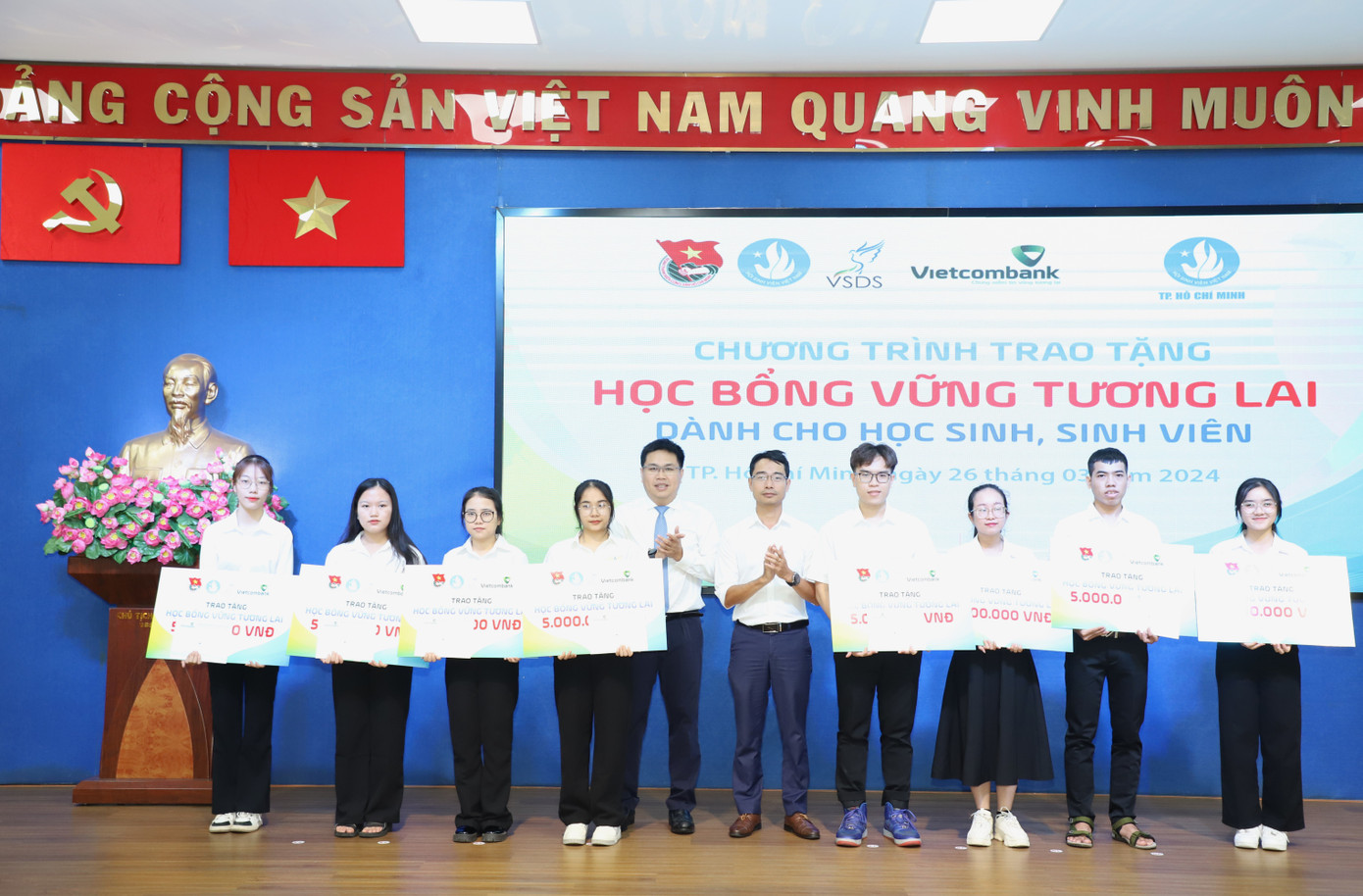 Mỗi suất học bổng "Vững tương lai" có trị giá 5 triệu đồng, góp phần nâng bước các em trong chặng đường học tập, rèn luyện sắp tới. Mỗi suất học bổng "Vững tương lai" có trị giá 5 triệu đồng, góp phần nâng bước các em trong chặng đường học tập, rèn luyện sắp tới.