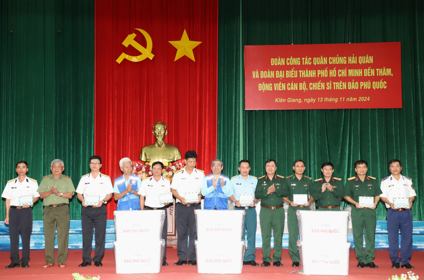 Đoàn công tác tặng quà các cán bộ, chiến sĩ Vùng 5 Hải quân. Ảnh: Ngô Tùng