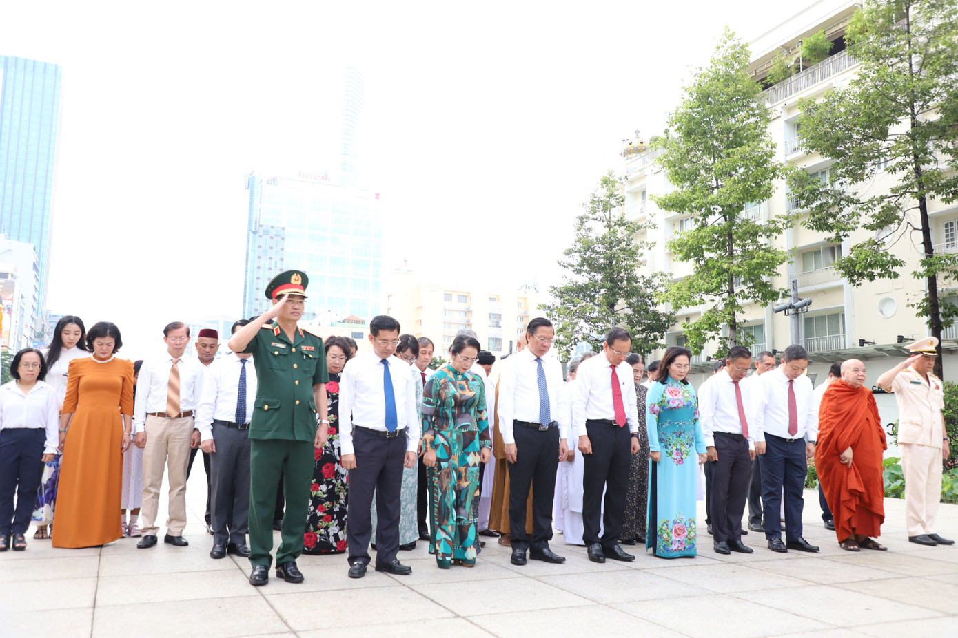 Đoàn đại biểu đã mặc niệm tưởng nhớ công ơn to lớn của Chủ tịch Hồ Chí Minh đối với sự nghiệp cách mạng vĩ đại của dân tộc. Đoàn thành kính tri ân Chủ tịch Hồ Chí Minh - Anh hùng giải phóng dân tộc, vị lãnh tụ thiên tài của Đảng và nhân dân ta.