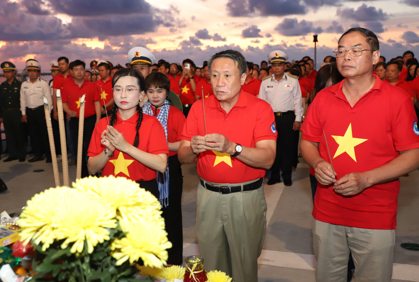Bí thư Trung ương Đoàn Nguyễn Phạm Duy Trang (bìa trái, hàng đầu) cùng các thành viên đoàn công tác thành kính tri ân các Anh hùng liệt sĩ đã giữ yên bờ cõi thiêng liêng của đất nước.