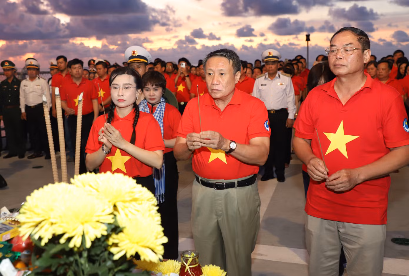 Bí thư Trung ương Đoàn Nguyễn Phạm Duy Trang (bìa trái, hàng đầu) cùng các thành viên đoàn công tác thành kính tri ân các Anh hùng liệt sĩ đã giữ yên bờ cõi thiêng liêng của đất nước.