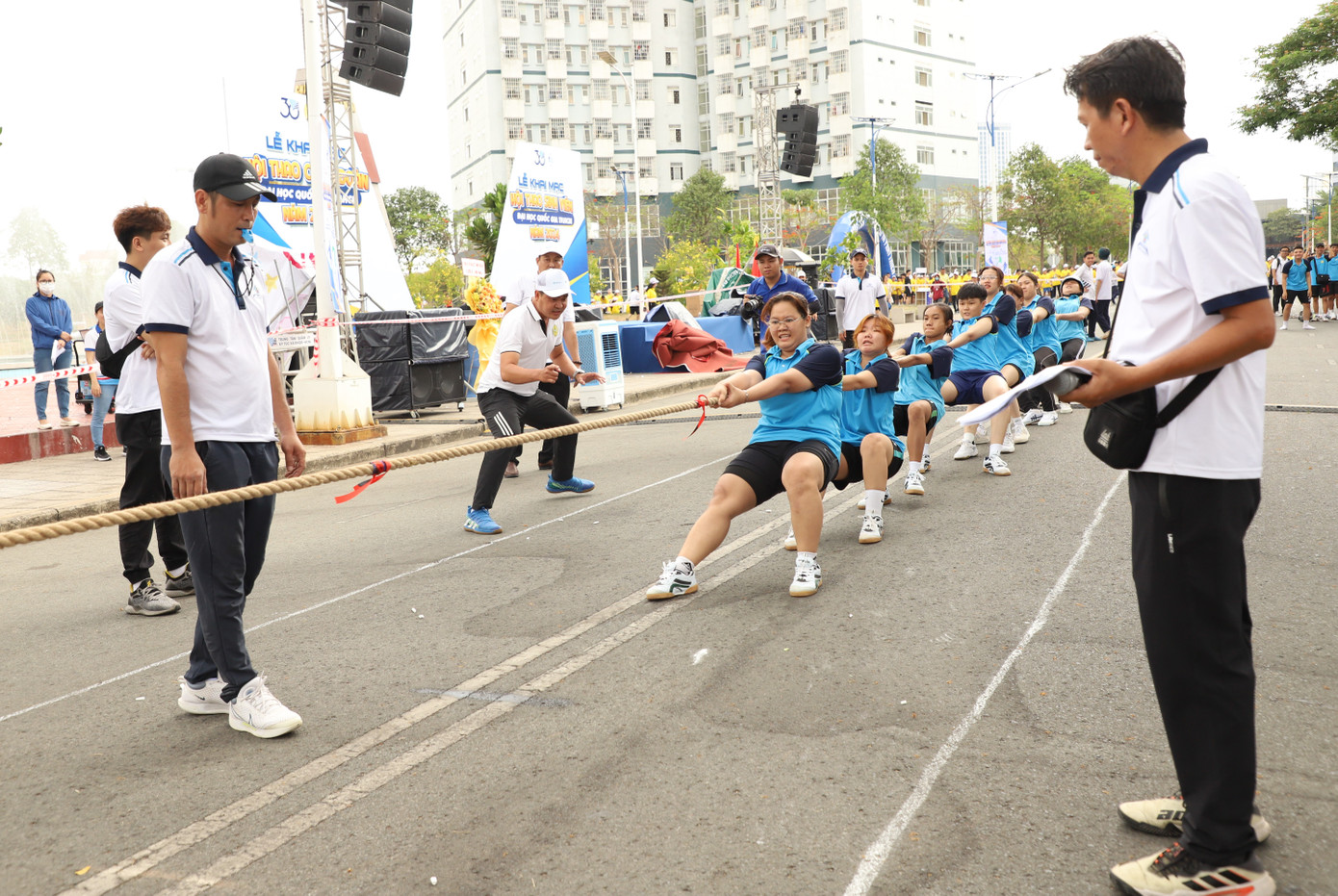 Cũng trong buổi khởi tranh kỳ hội thao, các bạn trẻ còn thể hiện sức khỏe dẻo dai với môn thi kéo co ở hai nội dung dành cho nam và nữ.