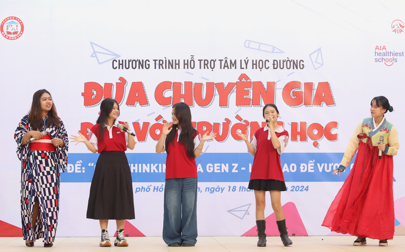 Các bạn sinh viên Trường Đại học quốc tế Hồng Bàng góp tiết mục văn nghệ mở màn chương trình. Ảnh: Ngô Tùng