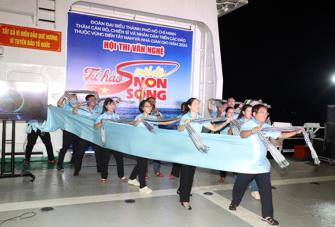 Các đội thi gửi đến lời ca tiếng hát cùng những màn phụ họa đầy sáng tạo, sôi nổi để cùng lan tỏa tinh thần giao lưu, đoàn kết trong một tập thể hướng về vùng biển, đảo của Tổ quốc.