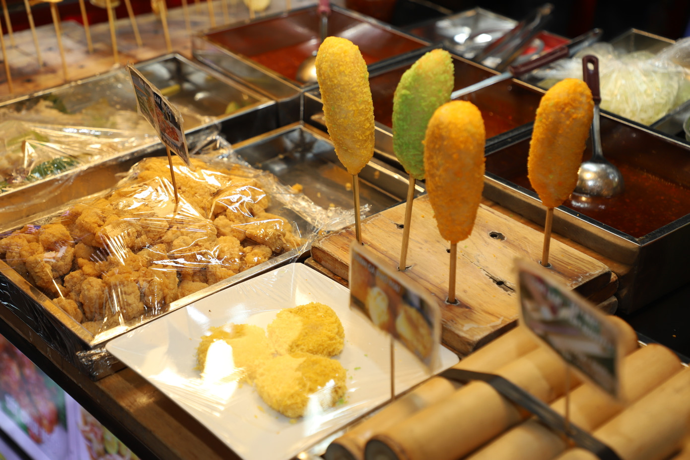 Phố ẩm thực Hồ Thị Kỷ có khoảng 130 hộ kinh doanh với các món ăn chủ yếu về đồ nướng, hải sản, các món hot-trend trong giới trẻ. Nguồn hàng được các tiểu thương lấy từ khu vực chợ đầu mối Bình Điền và các đơn vị cung cấp thực phẩm có nguồn gốc, địa chỉ rõ ràng, được kiểm soát bằng những hóa đơn khi họ nhập hàng. Phố ẩm thực Hồ Thị Kỷ có khoảng 130 hộ kinh doanh với các món ăn chủ yếu về đồ nướng, hải sản, các món hot-trend trong giới trẻ. Nguồn hàng được các tiểu thương lấy từ khu vực chợ đầu mối Bình Điền và các đơn vị cung cấp thực phẩm có nguồn gốc, địa chỉ rõ ràng, được kiểm soát bằng những hóa đơn khi họ nhập hàng.