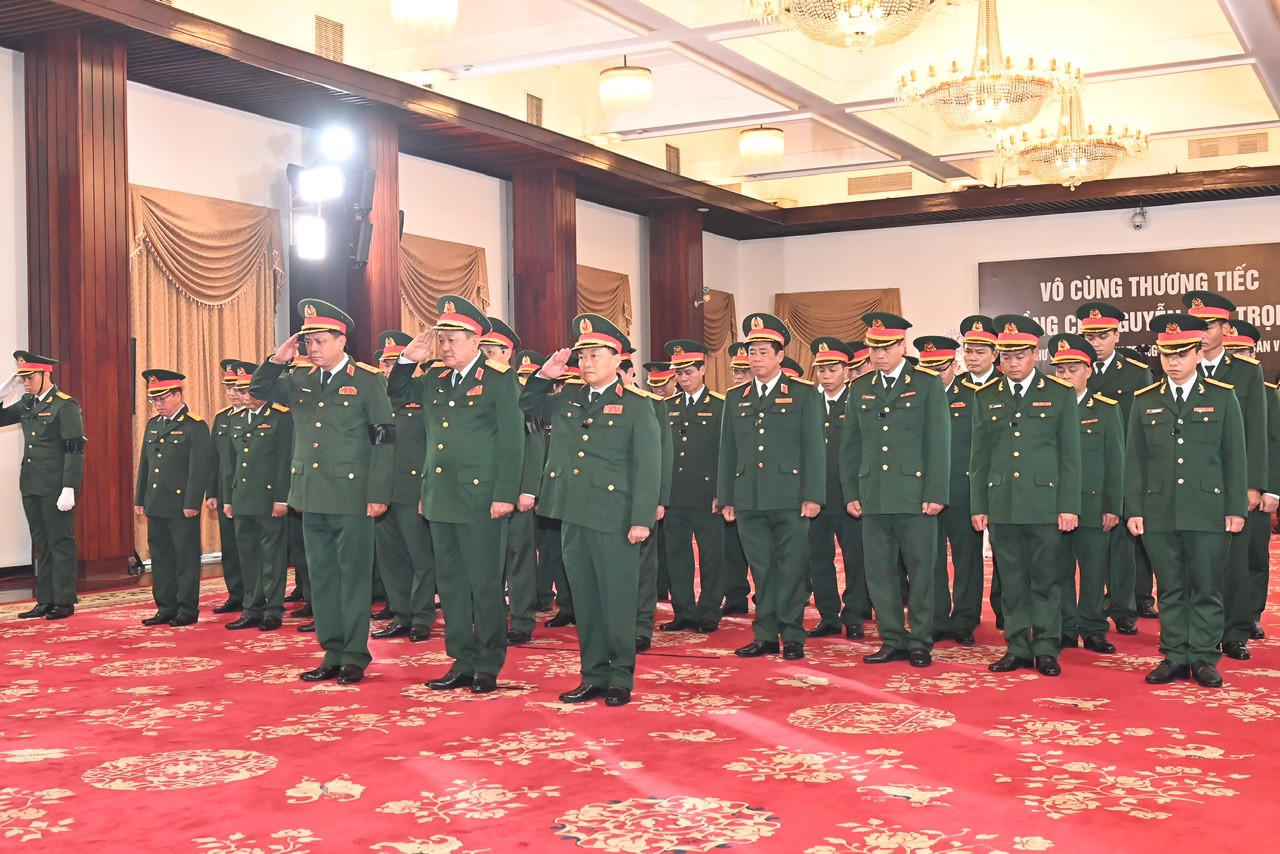 Đoàn Bộ Quốc phòng do Thượng tướng Võ Minh Lương - Ủy viên Thường vụ Quân ủy Trung ương, Thứ trưởng Bộ Quốc phòng làm Trưởng đoàn, vào viếng Tổng Bí thư Nguyễn Phú Trọng.