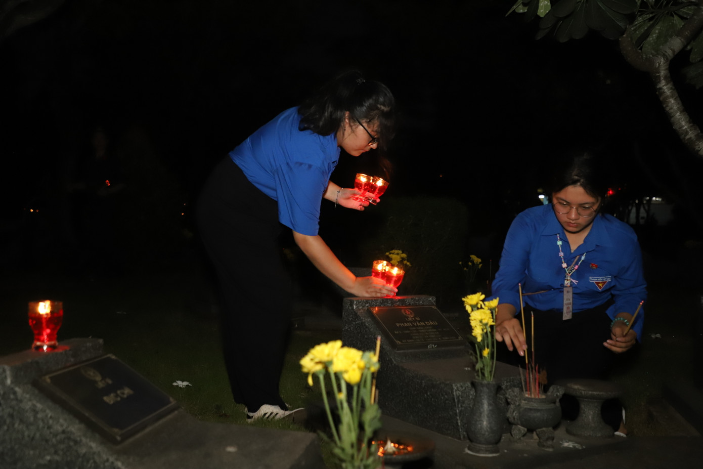 Các bạn đoàn viên thanh niên thắp sáng từng phần mộ Anh hùng liệt sĩ.