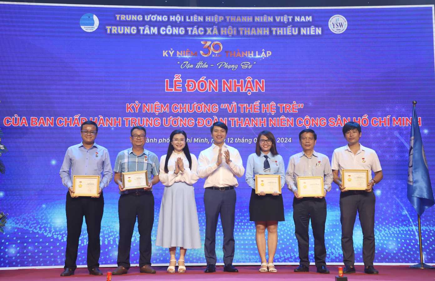 Tại buổi lễ, Bí thư Thường trực T.Ư Đoàn Nguyễn Ngọc Lương cùng Bí thư T.Ư Đoàn Nguyễn Phạm Duy Trang đã tặng Kỷ niệm chương "Vì thế hệ trẻ" cho 5 cá nhân đã có đóng góp tiêu biểu vào các hoạt động thiện nguyện vì cộng đồng cũng như góp phần vào sự nghiệp giáo dục thế hệ trẻ. Anh Phạm Văn Tiệp (phóng viên báo Tiền Phong) cũng được ghi nhận dịp này. Ảnh: Ngô Tùng Tại buổi lễ, Bí thư Thường trực T.Ư Đoàn Nguyễn Ngọc Lương cùng Bí thư T.Ư Đoàn Nguyễn Phạm Duy Trang đã tặng Kỷ niệm chương "Vì thế hệ trẻ" cho 5 cá nhân đã có đóng góp tiêu biểu vào các hoạt động thiện nguyện vì cộng đồng cũng như góp phần vào sự nghiệp giáo dục thế hệ trẻ. Anh Phạm Văn Tiệp (phóng viên báo Tiền Phong) cũng được ghi nhận dịp này. Ảnh: Ngô Tùng