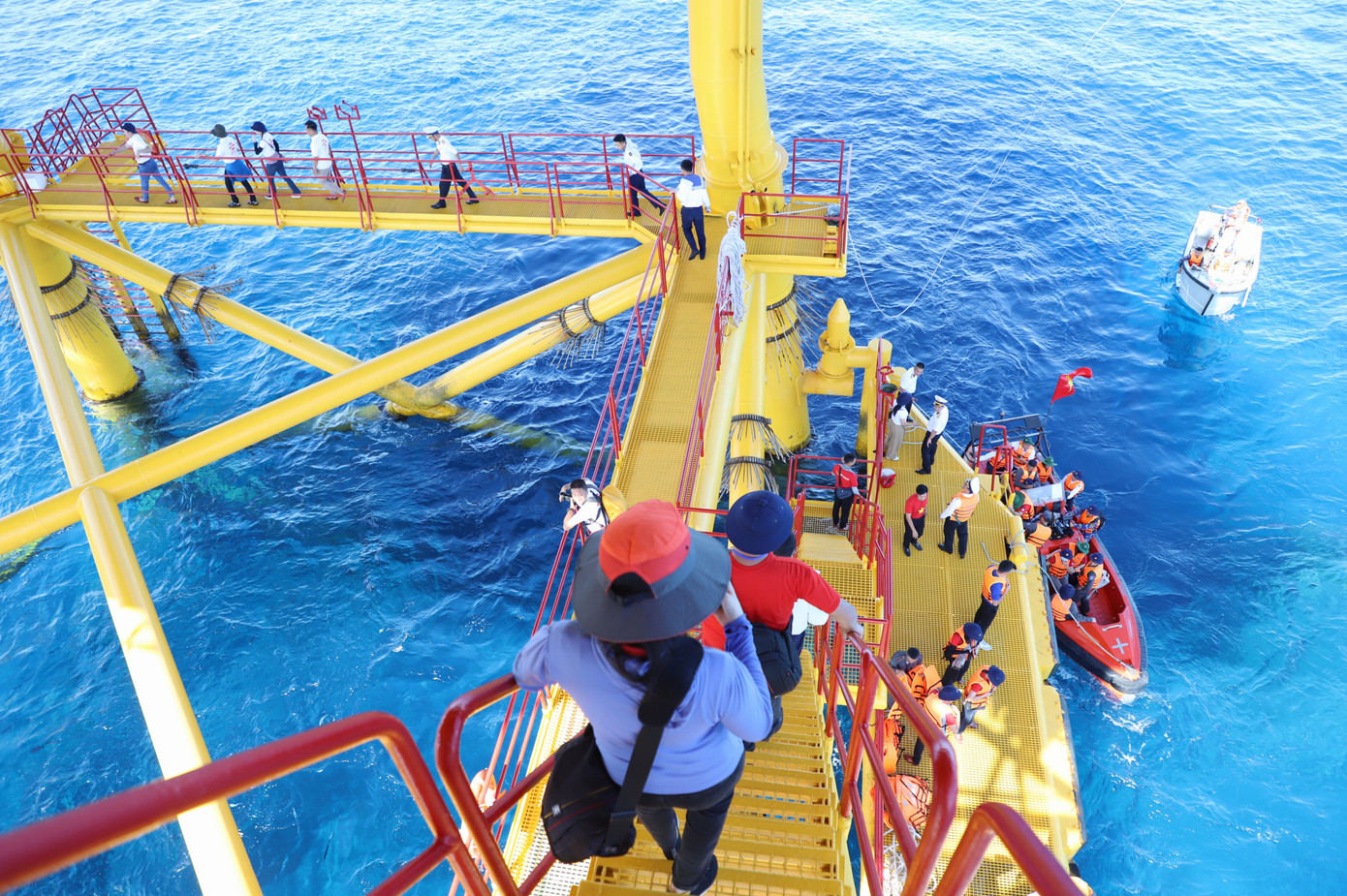 Chia sẻ với đoàn đại biểu Hành trình “Tuổi trẻ vì biển, đảo quê hương” 2024 vào tháng 5 vừa qua, Đại úy Đinh Sỹ Tùng - Chính trị viên Nhà giàn DK1/8, khẳng định cán bộ, chiến sĩ nhà giàn luôn phát huy truyền thống, kiên cường dũng cảm, vượt mọi khó khăn, đoàn kết, kỷ luật, giữ vững chủ quyền, cống hiến sức lực trí tuệ. Đồng thời luôn luôn nêu cao tinh thần cảnh giác cách mạng, sẵn sàng chiến đấu cao, không để bị động, bất ngờ trong mọi tình huống; hoàn thành xuất sắc mọi nhiệm vụ được Đảng, Nhà nước và nhân dân giao phó; giữ vững chủ quyền biển đảo, thềm lục địa thiêng liêng của Tổ quốc.