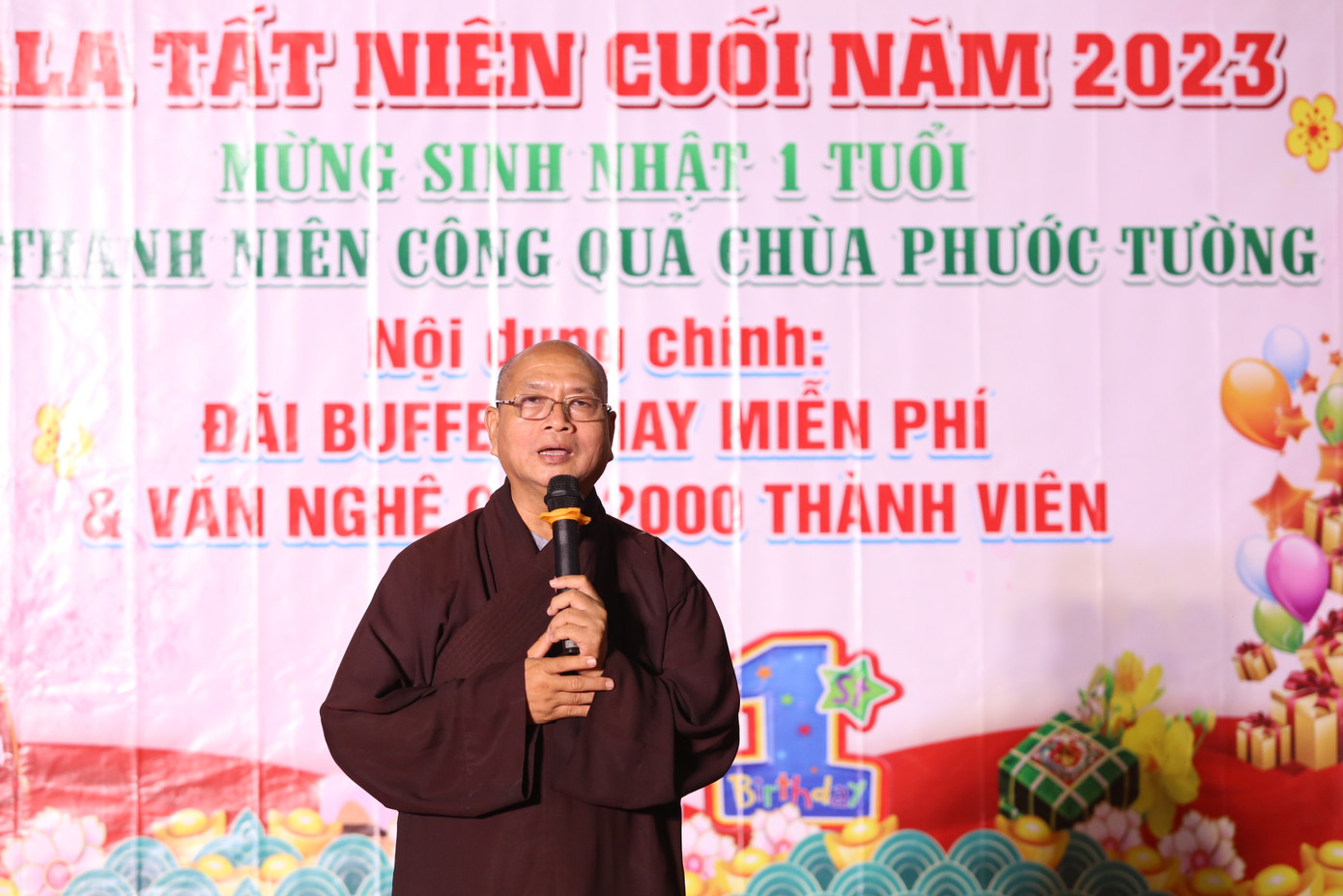 Thượng tọa Thích Nhựt An, Trụ trì chùa Phước Tường cho biết hoạt động này được nhà chùa duy trì thực hiện hơn 20 năm qua. "Hạnh phúc nhất của người tu là sống và yêu thương, chia sẻ với mọi người xung quanh", Thượng tọa Thích Nhựt An bày tỏ. Thượng tọa Thích Nhựt An, Trụ trì chùa Phước Tường cho biết hoạt động này được nhà chùa duy trì thực hiện hơn 20 năm qua. "Hạnh phúc nhất của người tu là sống và yêu thương, chia sẻ với mọi người xung quanh", Thượng tọa Thích Nhựt An bày tỏ.