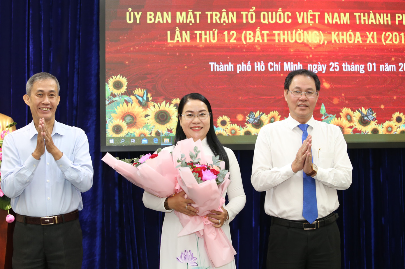 Ông Võ Văn Thiện (trái) - Trưởng ban Công tác phía Nam, Ủy ban Trung ương MTTQ Việt Nam và ông Nguyễn Thành Trung, Phó Chủ tịch Thường trực Ủy ban MTTQ Việt Nam TPHCM tặng hoa chúc mừng bà Nguyễn Thị Kim Thúy. Ảnh: Ngô Tùng Ông Võ Văn Thiện (trái) - Trưởng ban Công tác phía Nam, Ủy ban Trung ương MTTQ Việt Nam và ông Nguyễn Thành Trung, Phó Chủ tịch Thường trực Ủy ban MTTQ Việt Nam TPHCM tặng hoa chúc mừng bà Nguyễn Thị Kim Thúy. Ảnh: Ngô Tùng