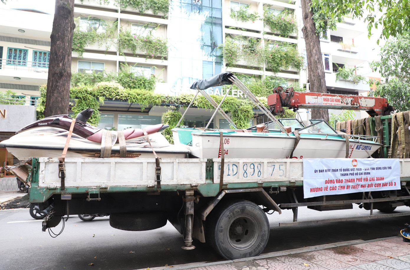 Các phương tiện, thiết bị hỗ trợ công tác cứu trợ cũng đã được chuyển đi.