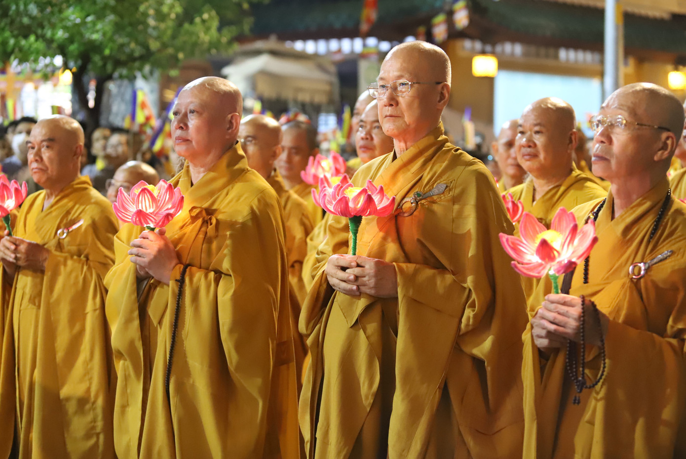 Hòa thượng Thích Lệ Trang, Trưởng ban Ban Trị sự GHPGVN TPHCM (thứ hai từ trái qua) cùng các chư tôn đức Ban Thường trực tham dự rước lễ.