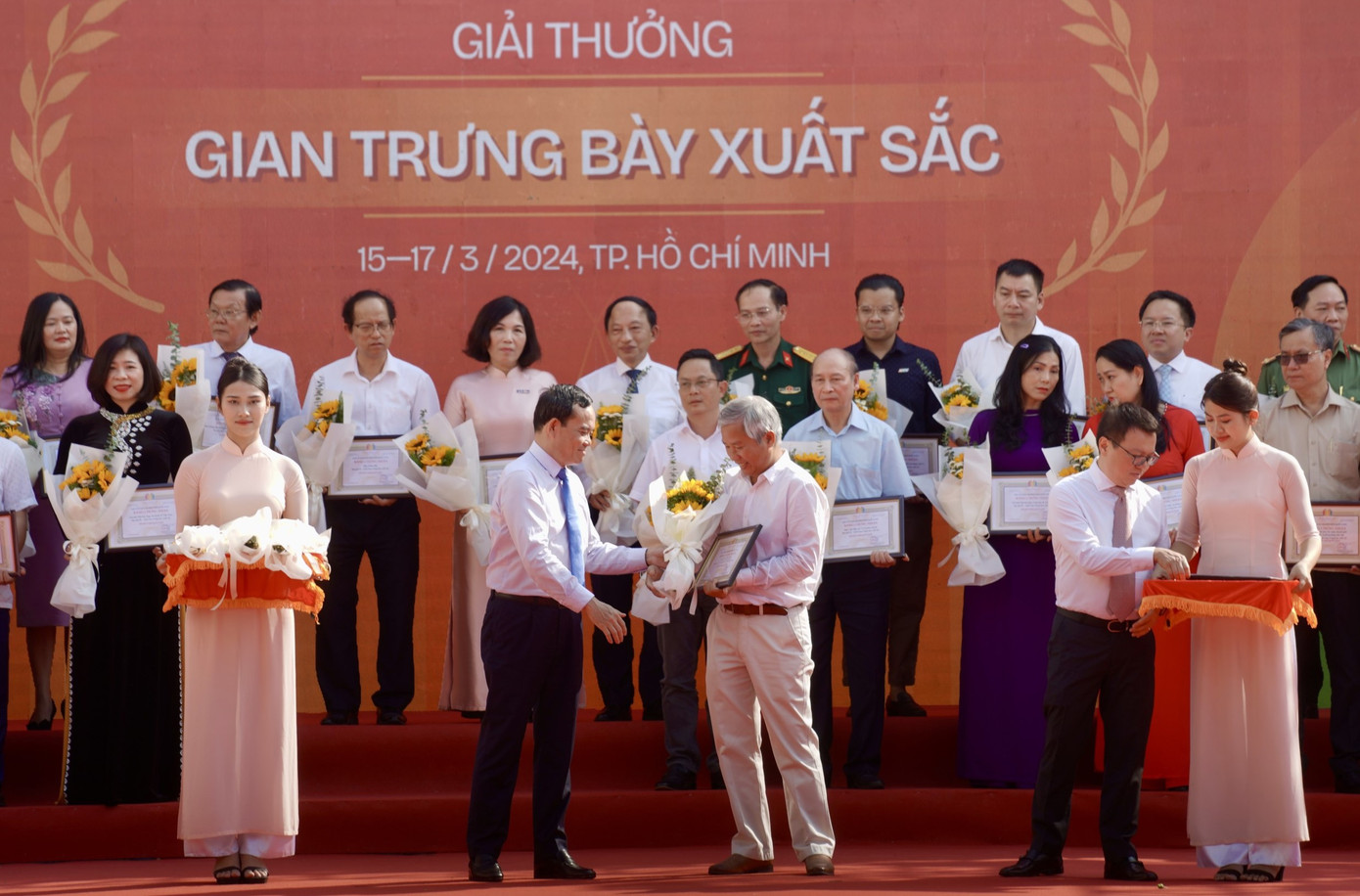 Lãnh đạo Chính phủ, Hội Nhà báo Việt Nam trao phần thưởng đến đại diện báo Tiền Phong. Ảnh: Phạm Nguyễn Lãnh đạo Chính phủ, Hội Nhà báo Việt Nam trao phần thưởng đến đại diện báo Tiền Phong. Ảnh: Phạm Nguyễn