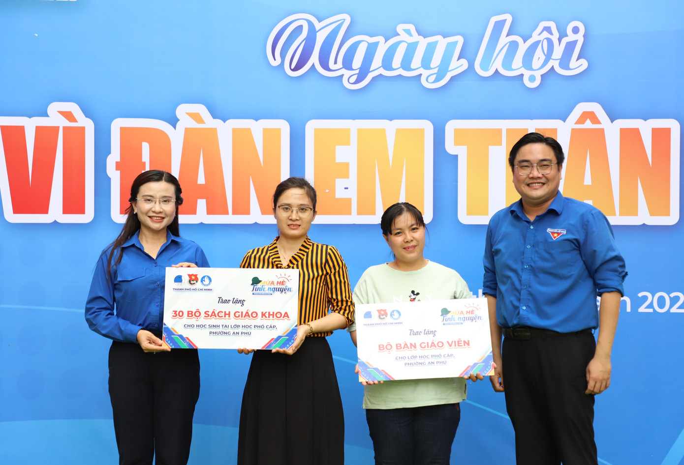 Lãnh đạo T.Ư Đoàn, Thành Đoàn TPHCM gửi tặng các phần quà đến các học sinh ở TP Thủ Đức. Ảnh: Ngô Tùng Lãnh đạo T.Ư Đoàn, Thành Đoàn TPHCM gửi tặng các phần quà đến các học sinh ở TP Thủ Đức. Ảnh: Ngô Tùng