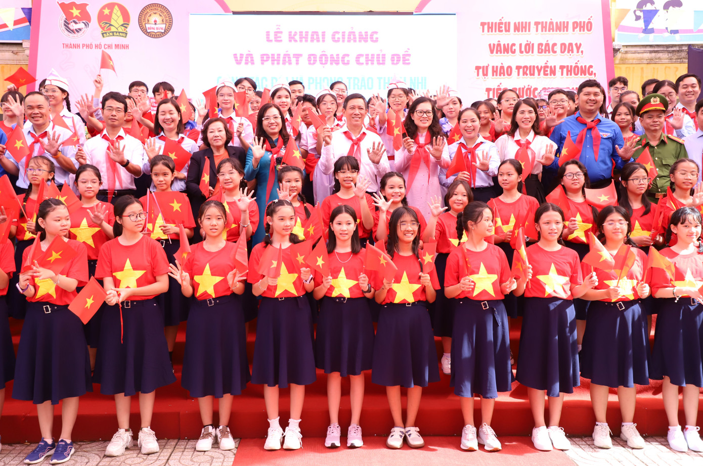 Không gian rực rỡ, tươi vui tại lễ khai trường.