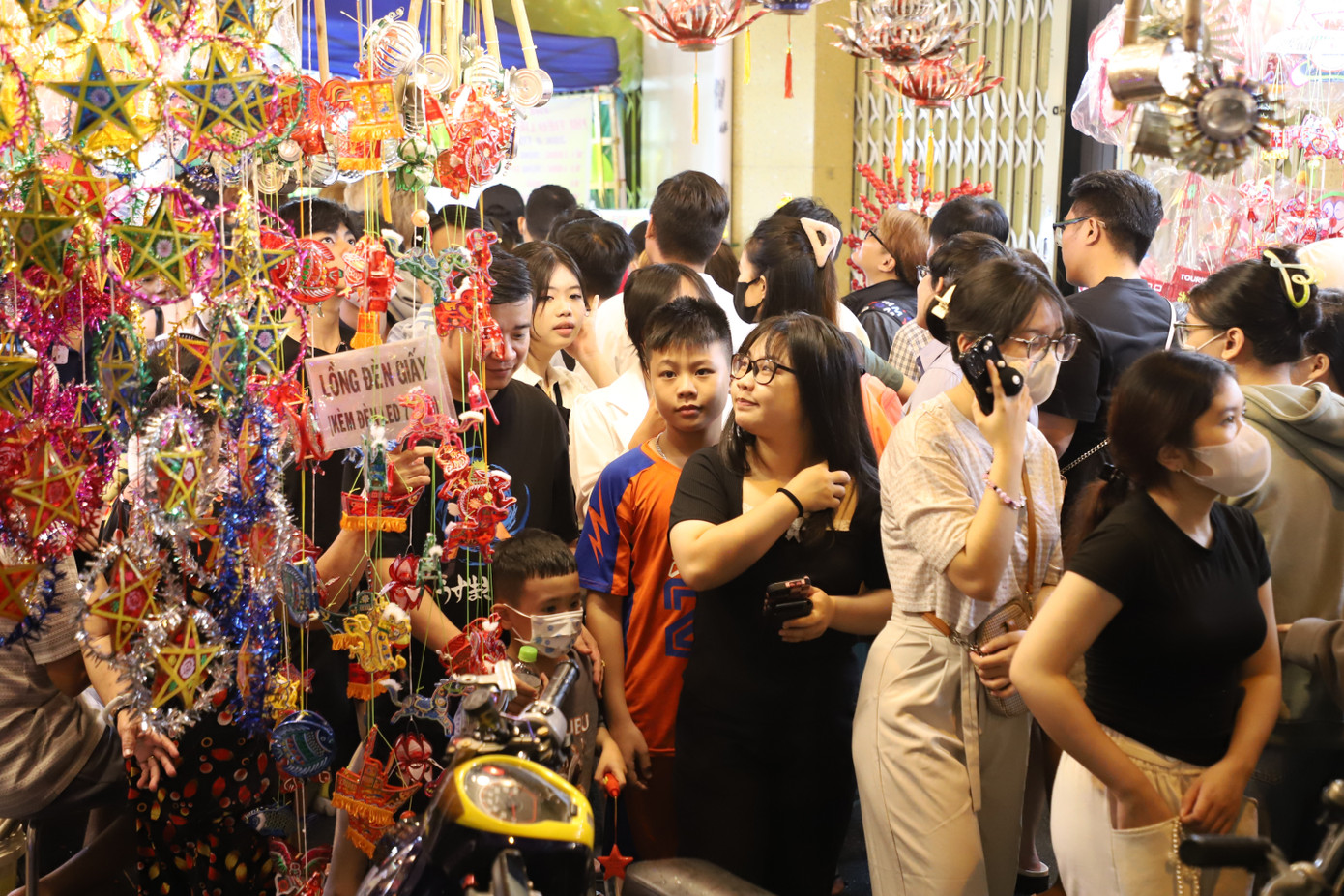 Dù thời tiết đêm Trung thu không được thuận lợi, đông đảo bạn trẻ đã đổ về phố lồng đèn này mua sắm, chụp ảnh lưu niệm trong không gian lễ hội đặc sắc.