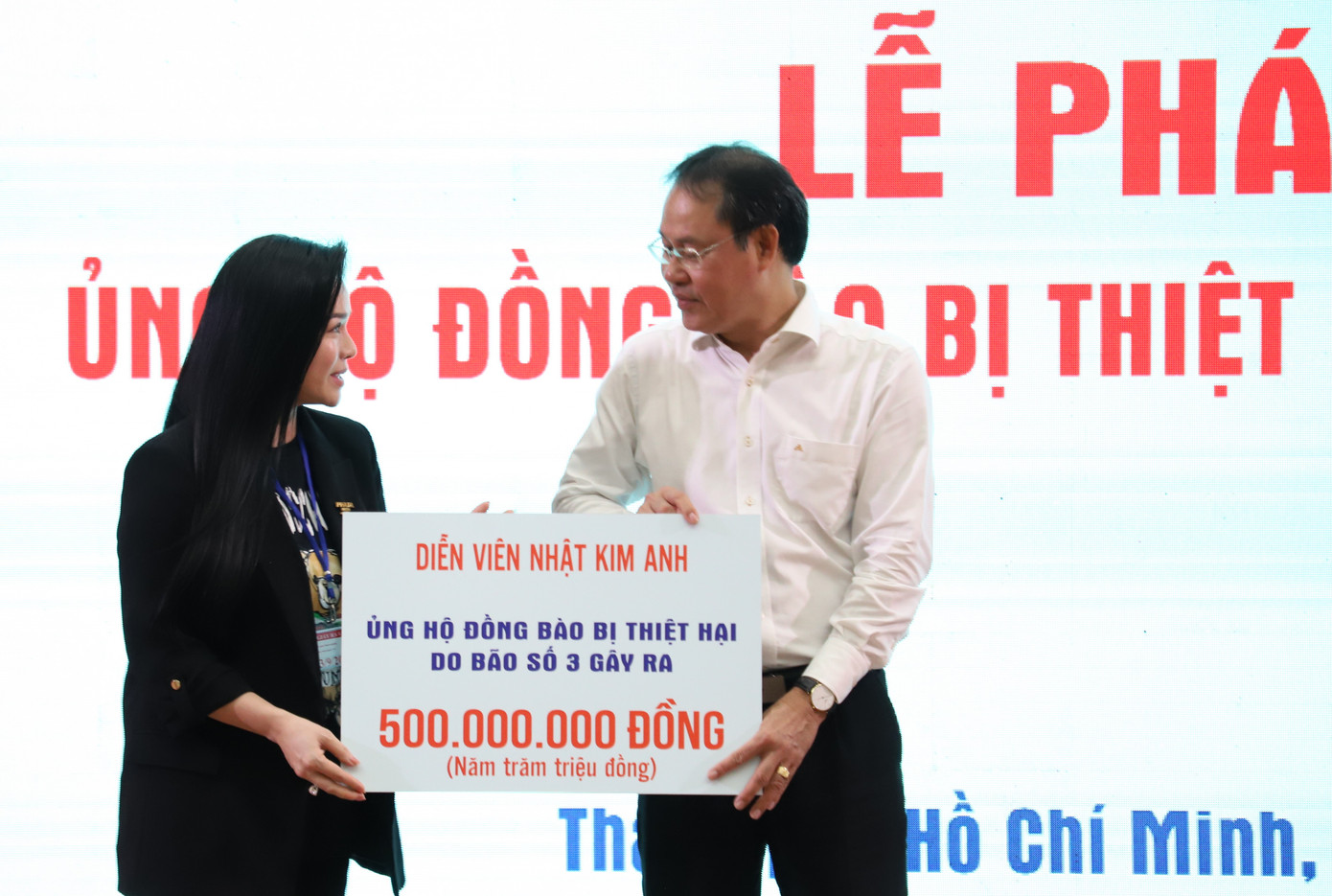 Chiều 12/9, tại buổi phát động ủng hộ đồng bào vượt qua khó khăn do bão số 3 gây ra, nhiều nghệ sĩ đã đồng hành, ủng hộ những khoản tiền lớn để giúp đồng bào miền Bắc khắc phục hậu quả bão lũ, vươn lên ổn định cuộc sống.