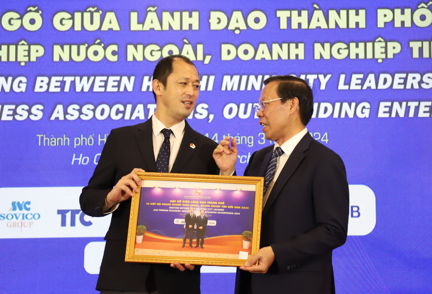 Chủ tịch UBND TPHCM trao đổi, tặng quà lưu niệm đến đại diện các hiệp hội doanh nghiệp nước ngoài. Ảnh: Ngô Tùng Chủ tịch UBND TPHCM trao đổi, tặng quà lưu niệm đến đại diện các hiệp hội doanh nghiệp nước ngoài. Ảnh: Ngô Tùng