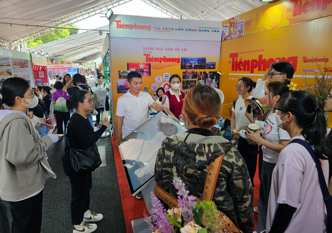 Xuyên suốt những ngày diễn ra Hội báo, gian trưng bày báo Tiền Phong luôn thu hút đông đảo các phóng viên, các bạn sinh viên yêu thích nghề báo đến tìm hiểu, trải nghiệm. Xuyên suốt những ngày diễn ra Hội báo, gian trưng bày báo Tiền Phong luôn thu hút đông đảo các phóng viên, các bạn sinh viên yêu thích nghề báo đến tìm hiểu, trải nghiệm.