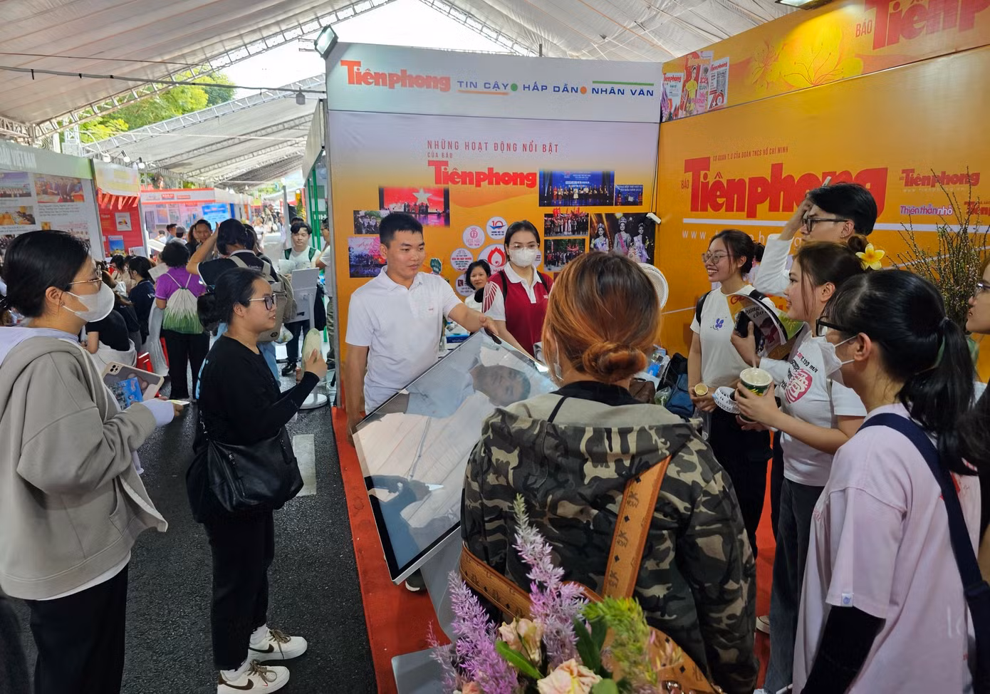 Xuyên suốt những ngày diễn ra Hội báo, gian trưng bày báo Tiền Phong luôn thu hút đông đảo các phóng viên, các bạn sinh viên yêu thích nghề báo đến tìm hiểu, trải nghiệm.