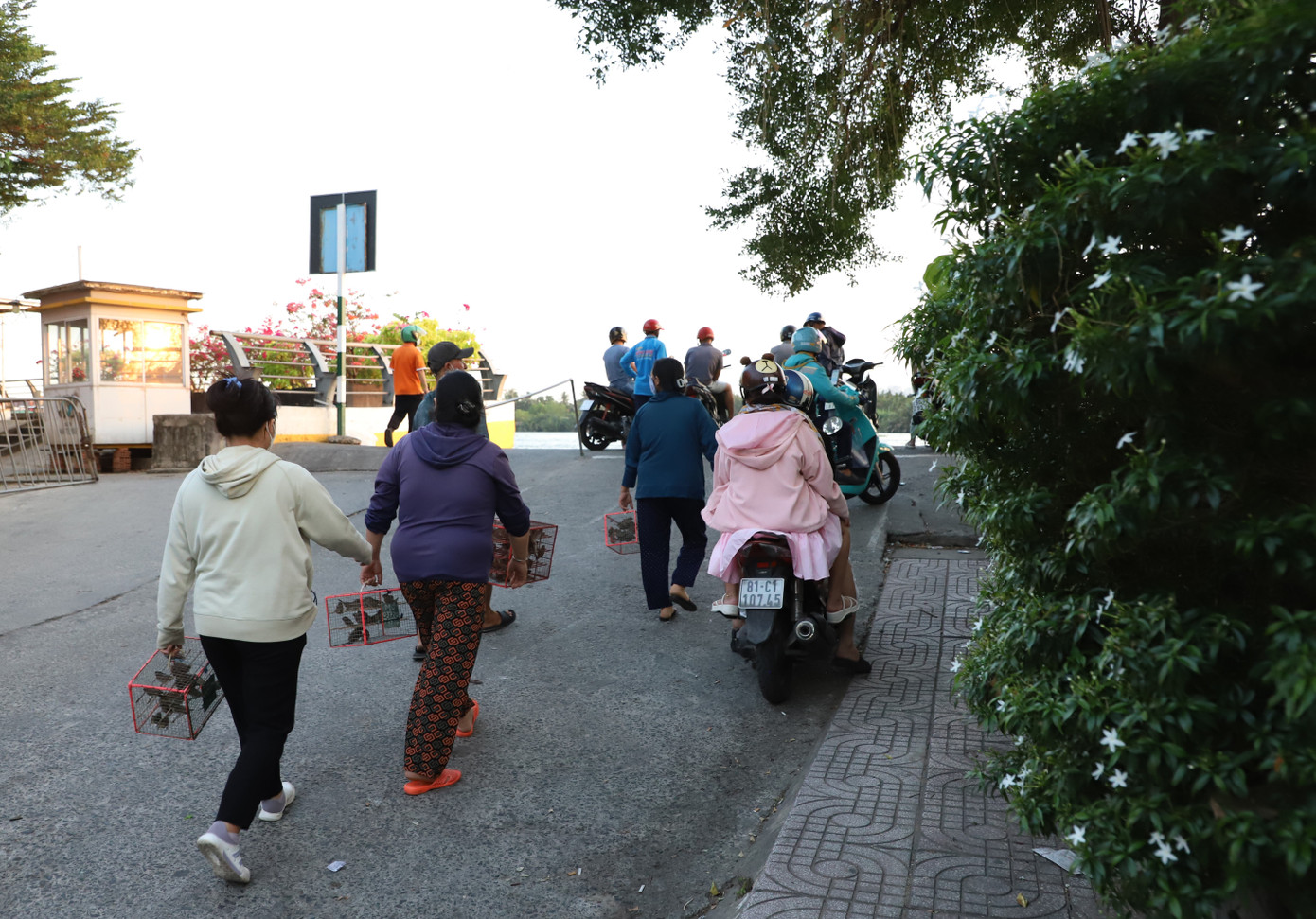 Cùng với thả cá, nhiều người dân cũng chọn thả chim. Cùng với thả cá, nhiều người dân cũng chọn thả chim.